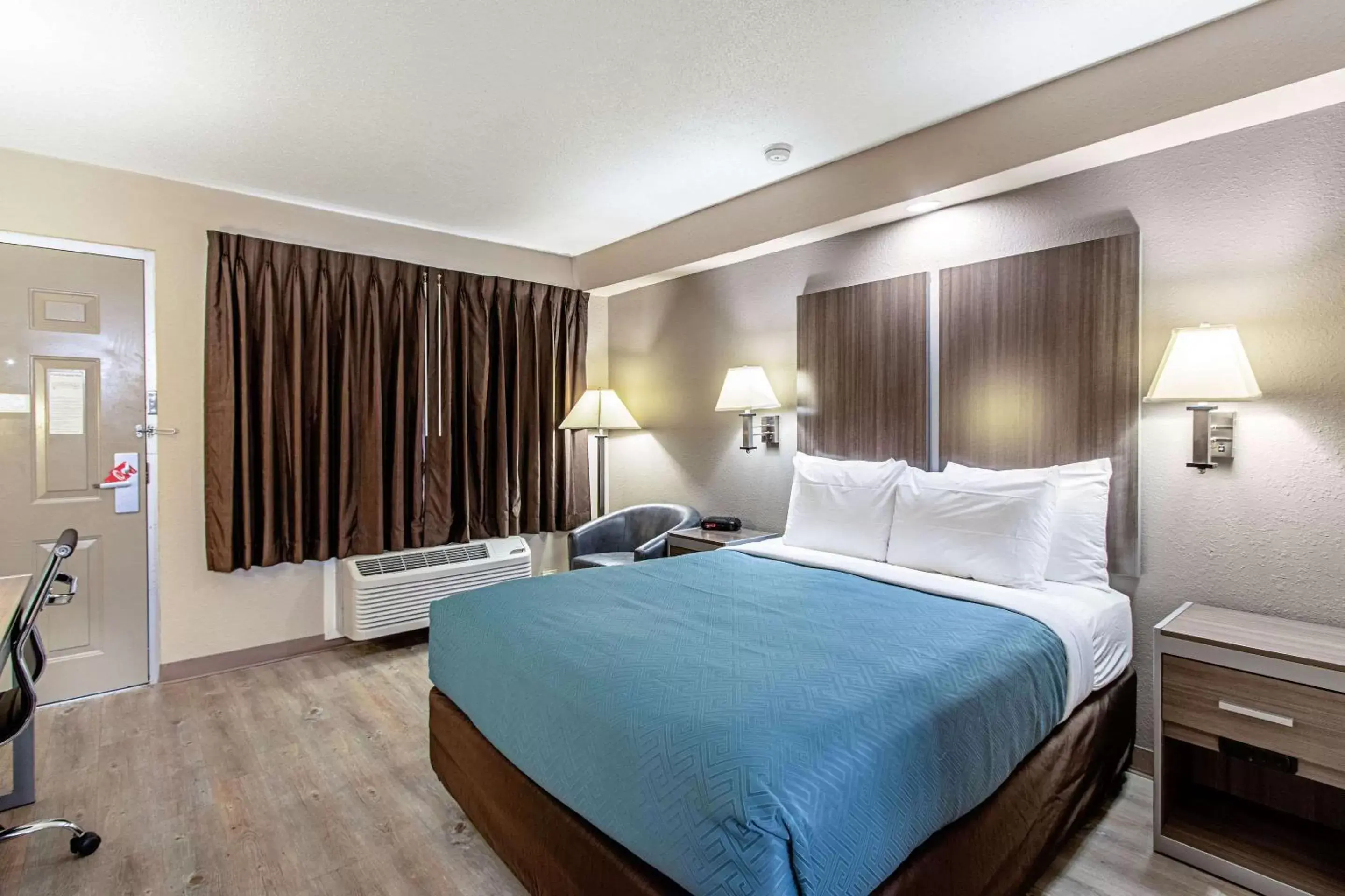 Photo of the whole room, Bed in Econo Lodge Kingsville Photo of the whole room, Bed in Econo Lodge Kingsville