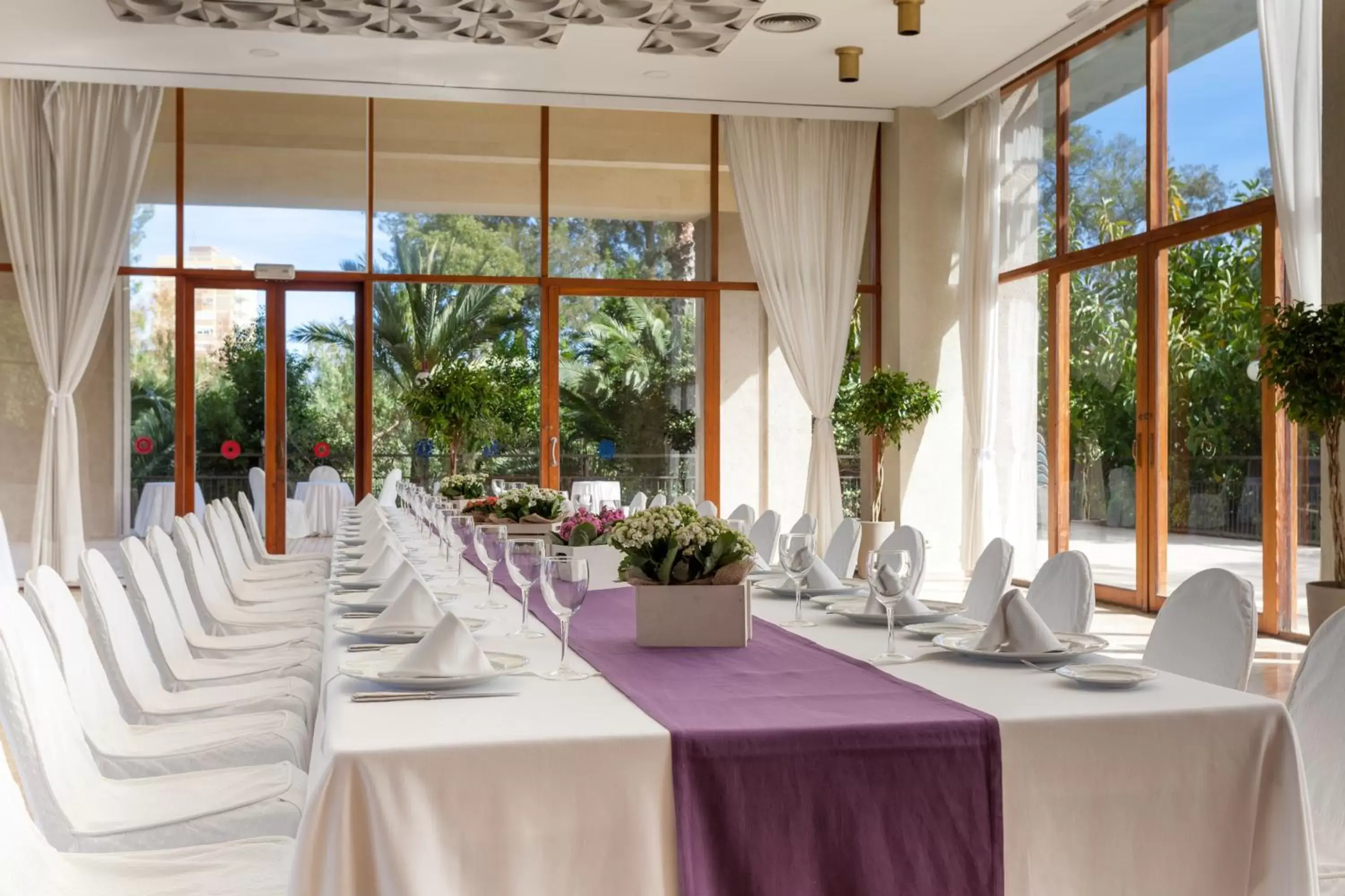 Lounge or bar in Intelier Orange Lounge or bar in Intelier Orange