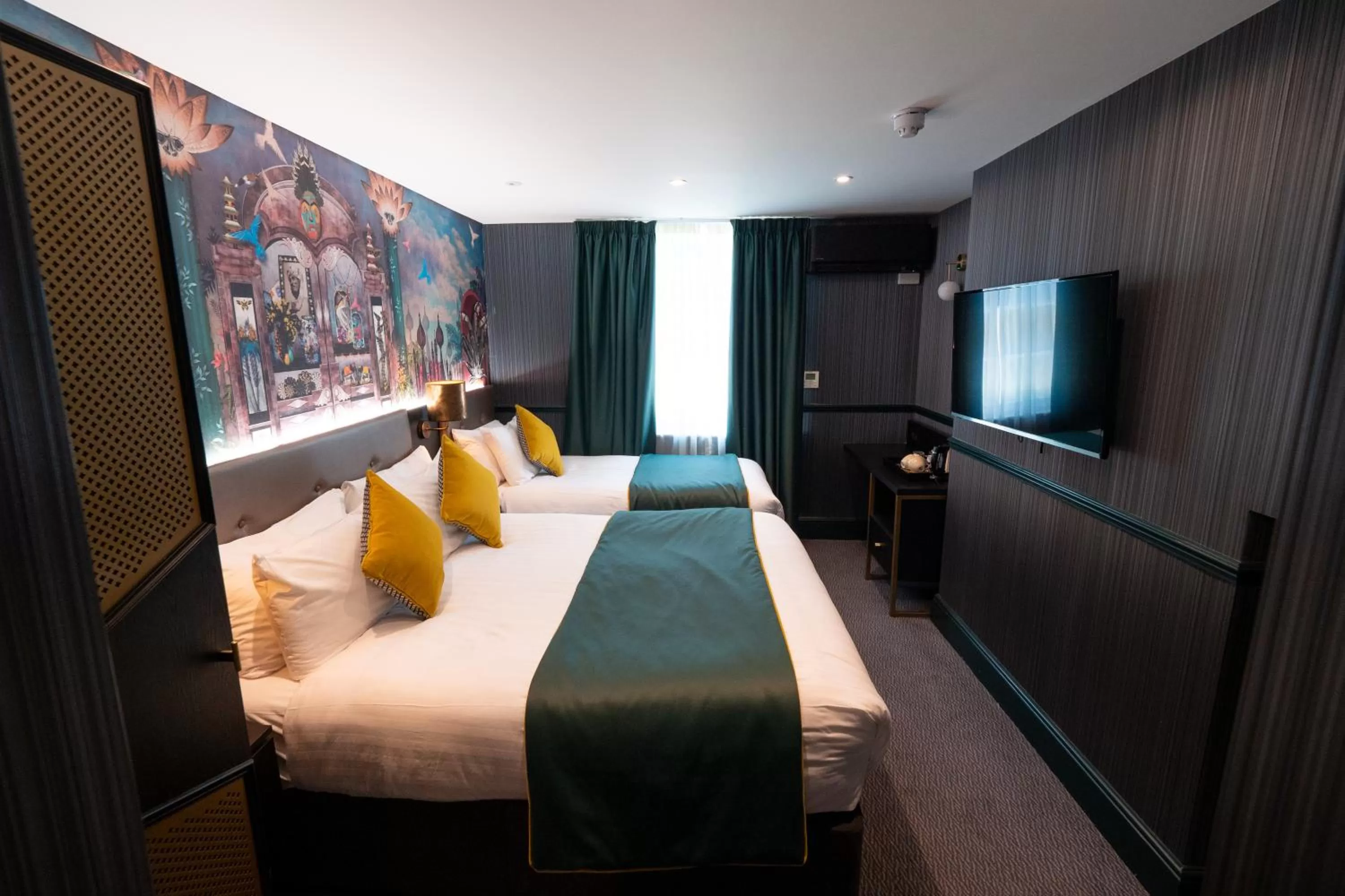 Bed in Hyde Park Green