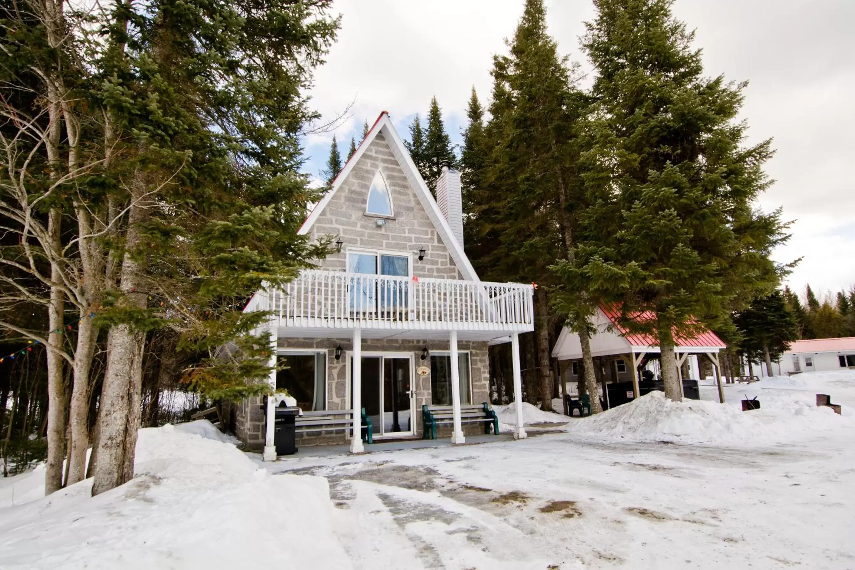 Facade/entrance, Winter in Camping Chalets Spas Pignons Rouges