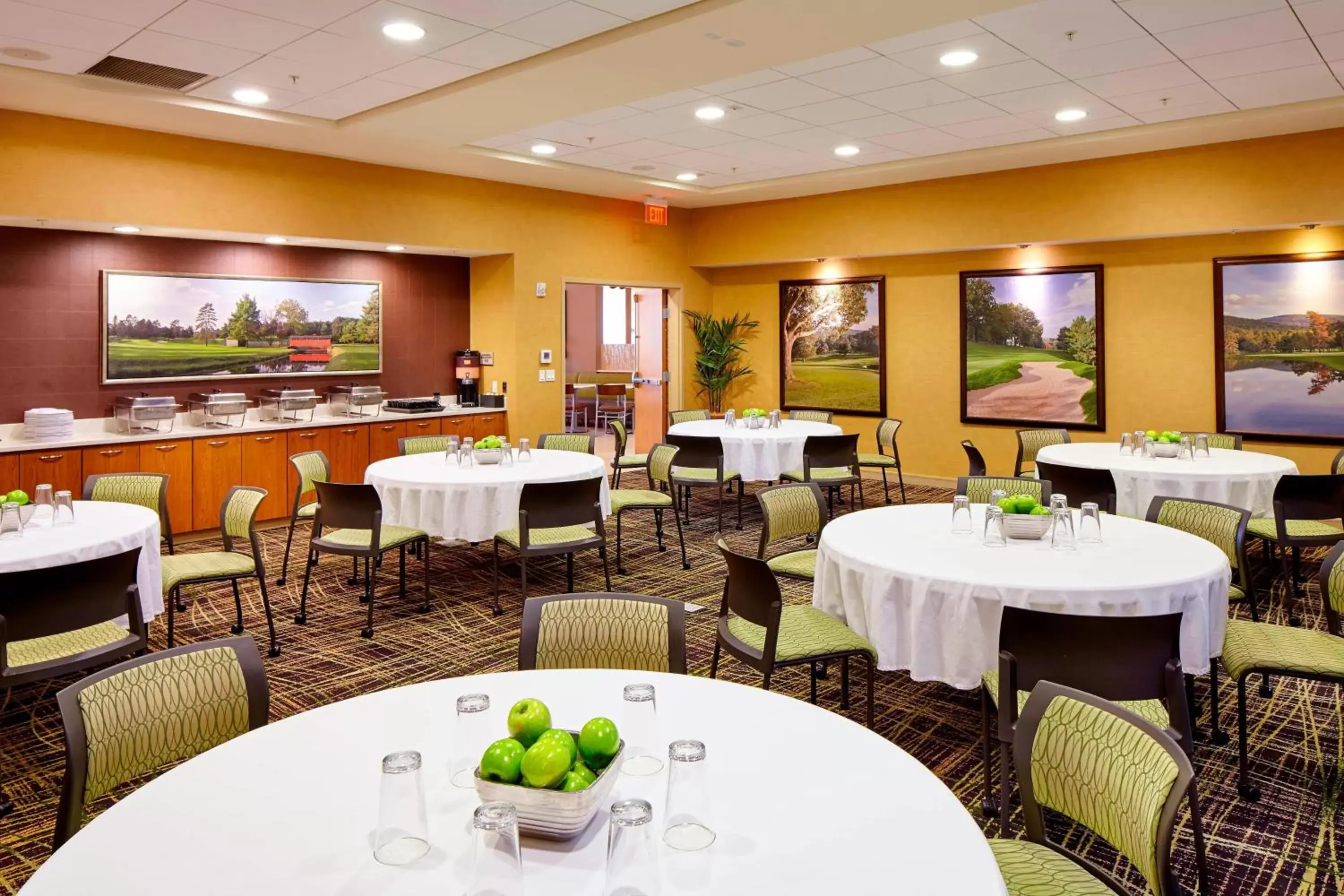 Meeting/conference room, Restaurant/Places to Eat in SpringHill Suites by Marriott Pittsburgh Latrobe