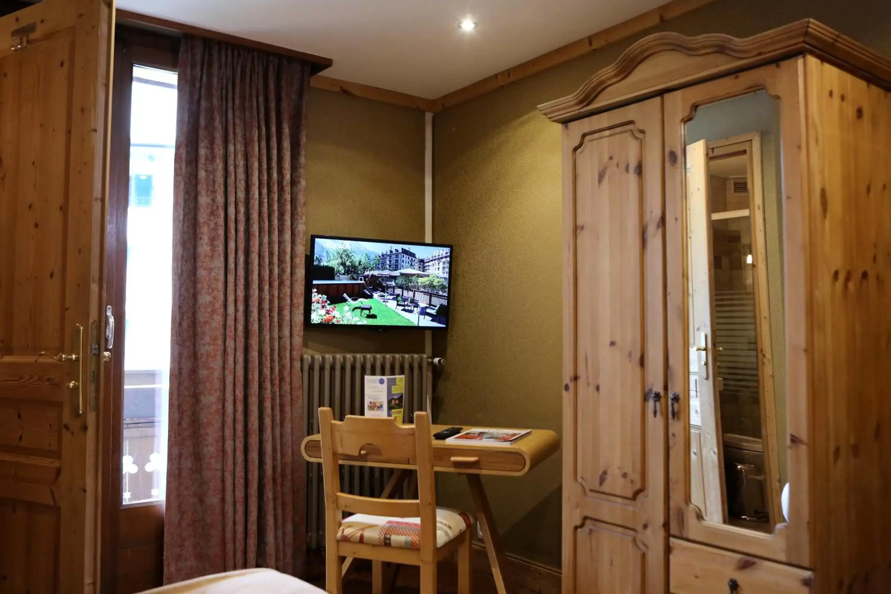 TV/Entertainment Center in Les Gourmets - Chalet Hotel