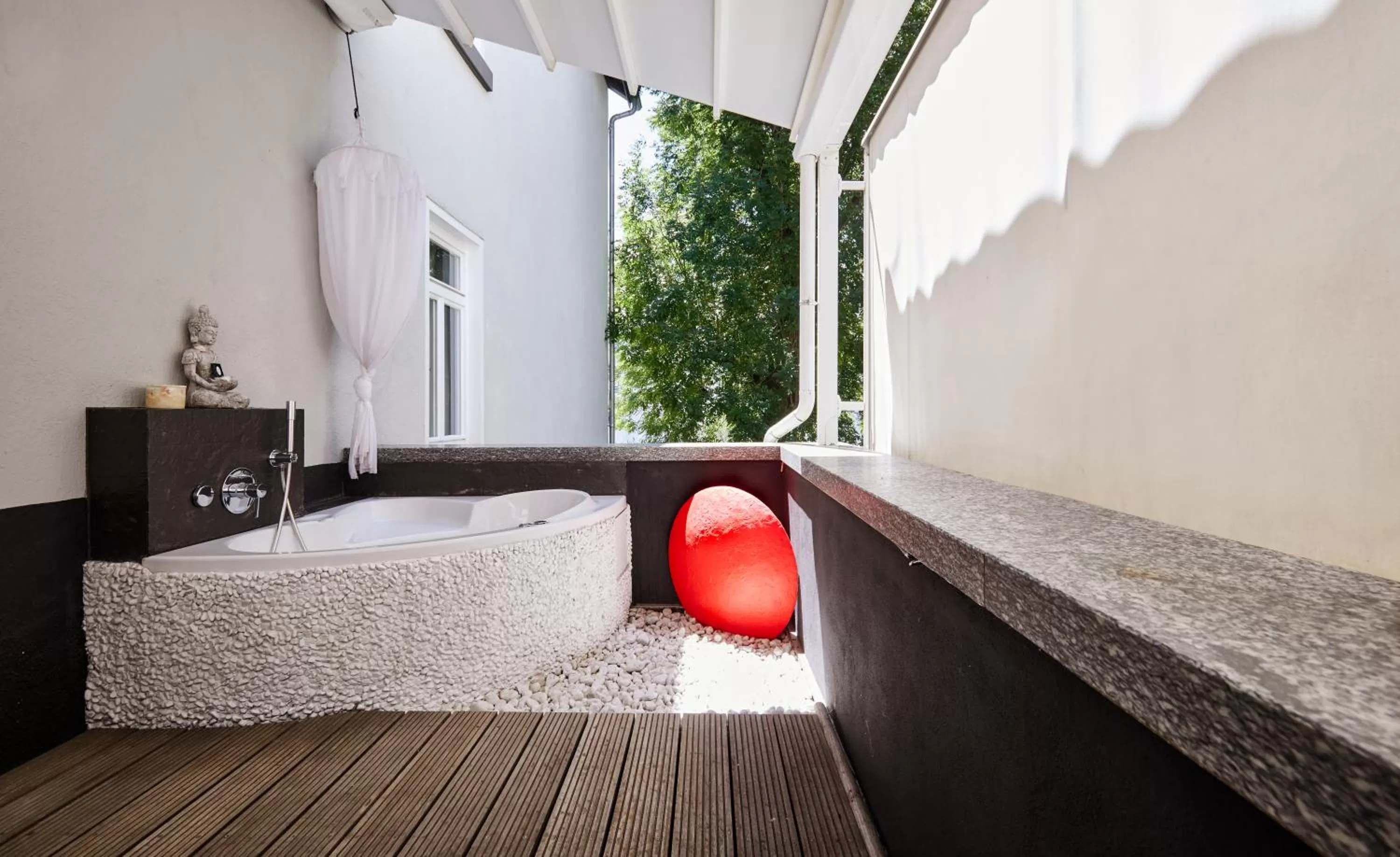 Photo of the whole room, Bed in Der Zauberlehrling