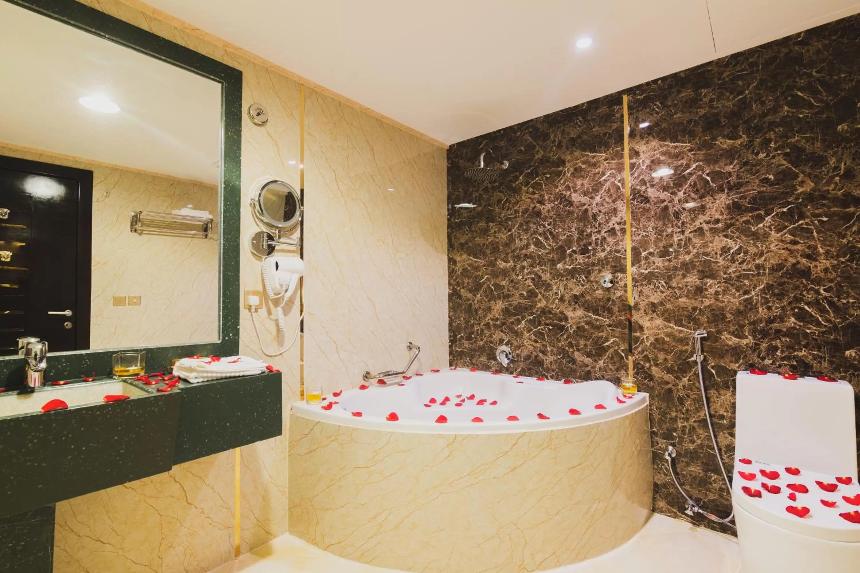 Toilet in Golden Ship Hotel