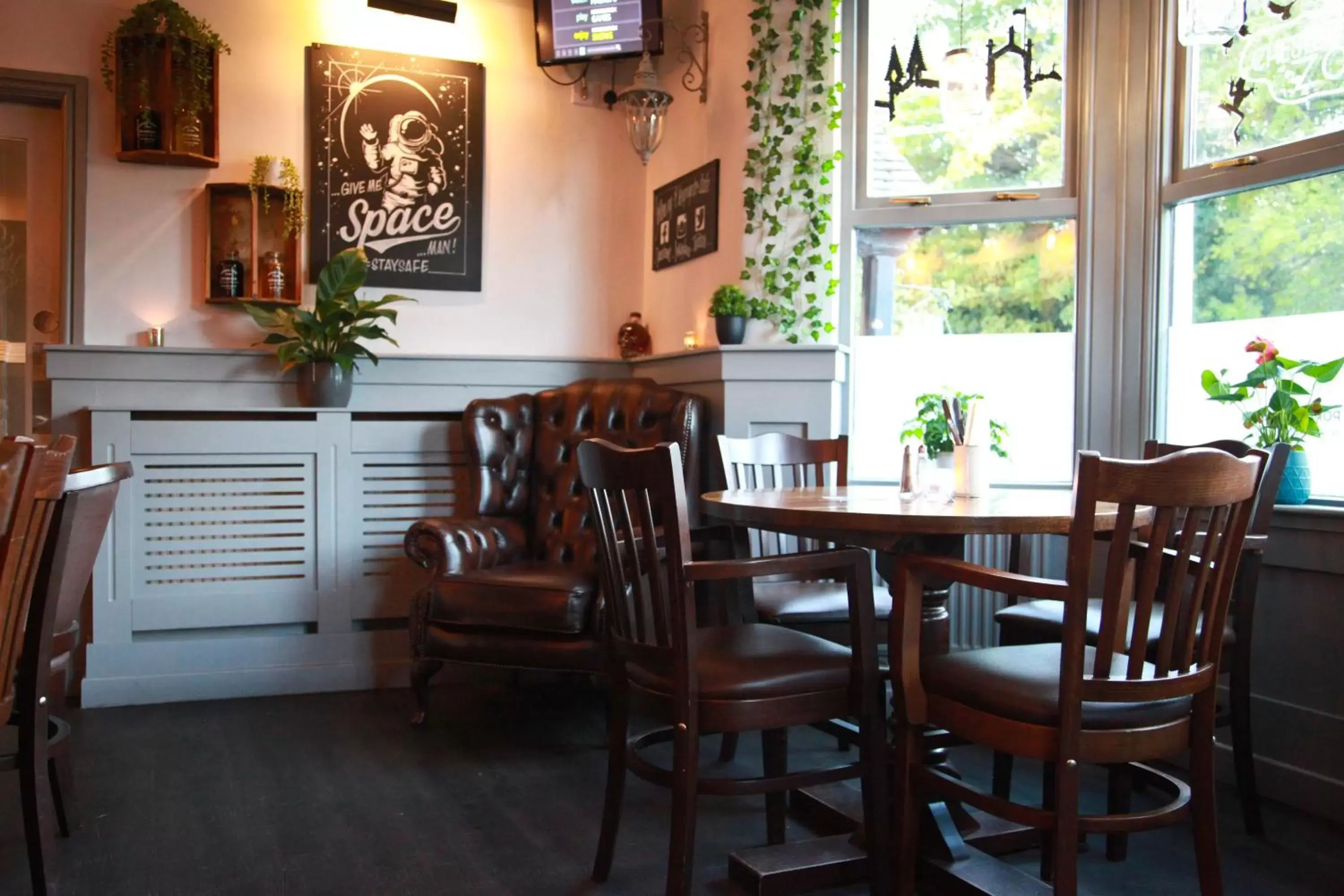 Restaurant/places to eat in Rowton Poplars Hotel Restaurant/places to eat in Rowton Poplars Hotel