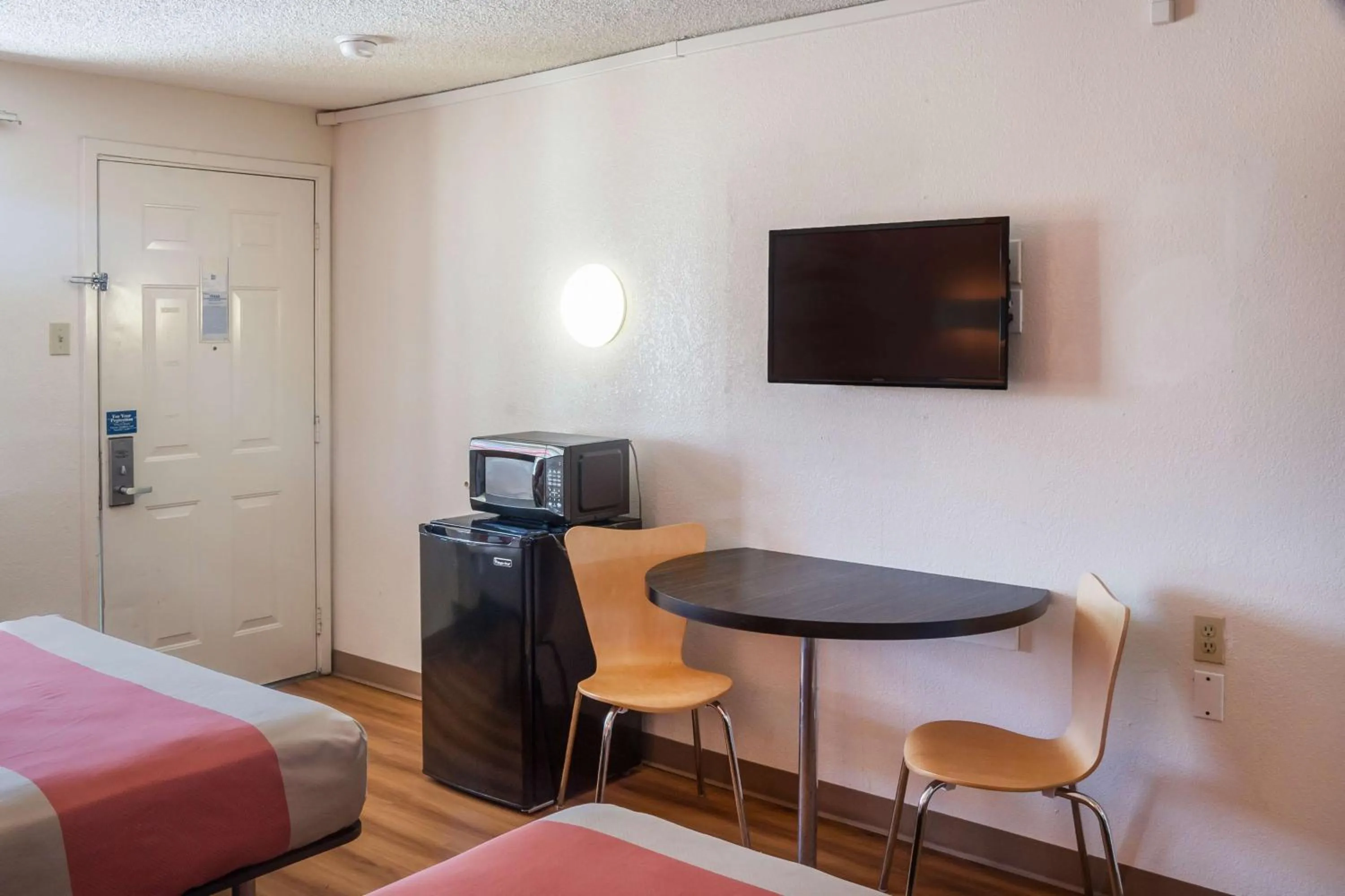 TV and multimedia, Bed in Motel 6-Mesquite, TX - Rodeo - Convention Ctr