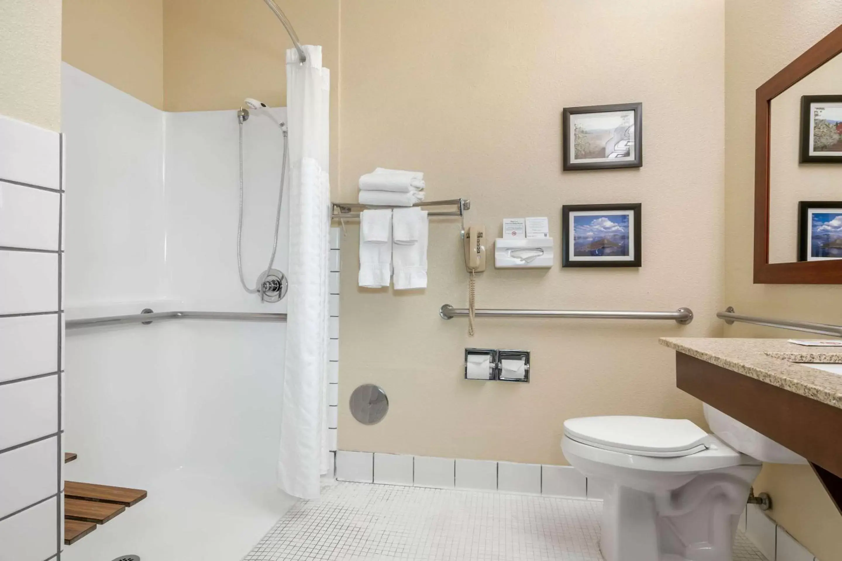 Photo of the whole room, Bathroom in Comfort Inn Medford North