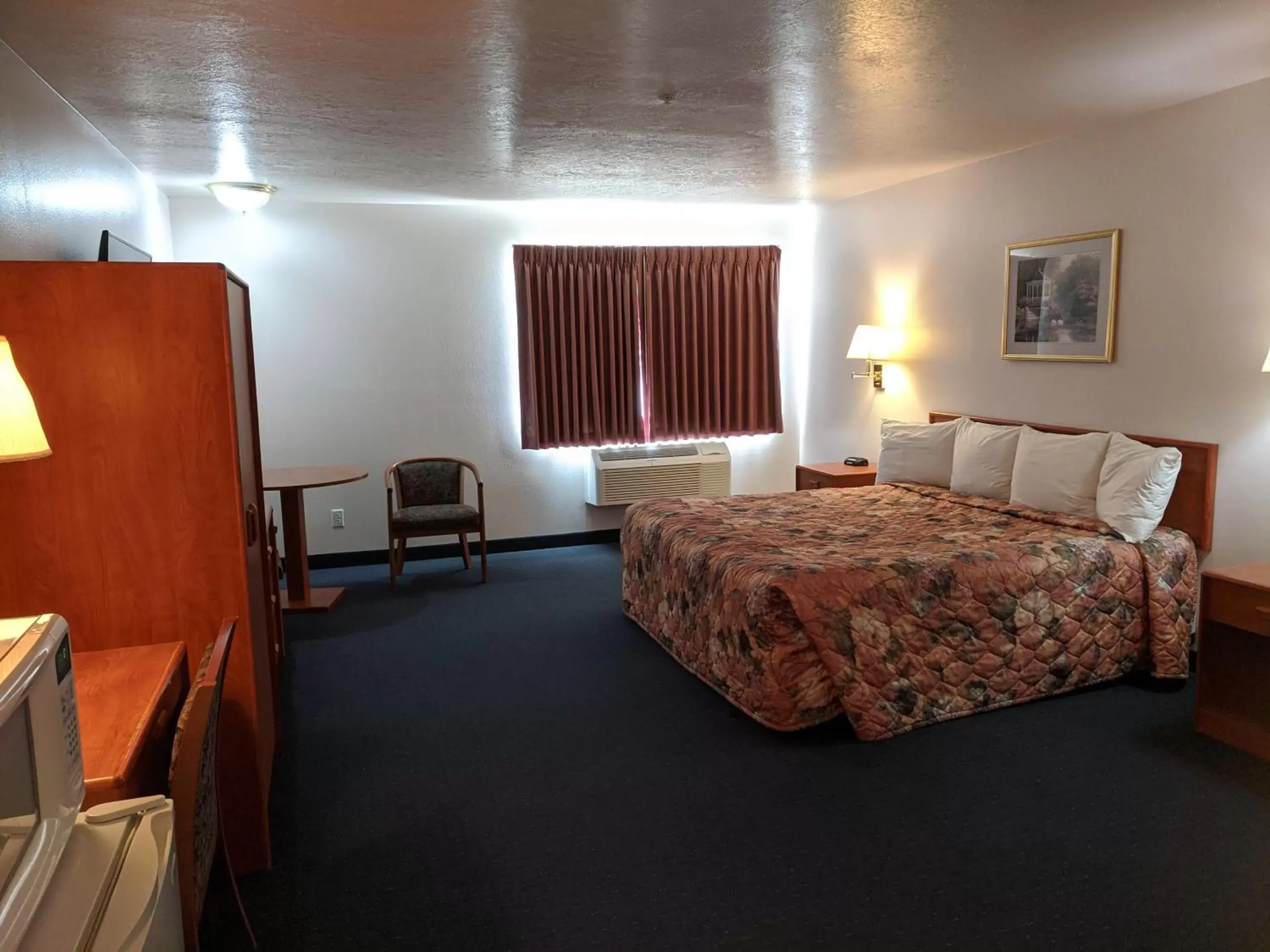 Photo of the whole room, Bed in Aquarius Inn