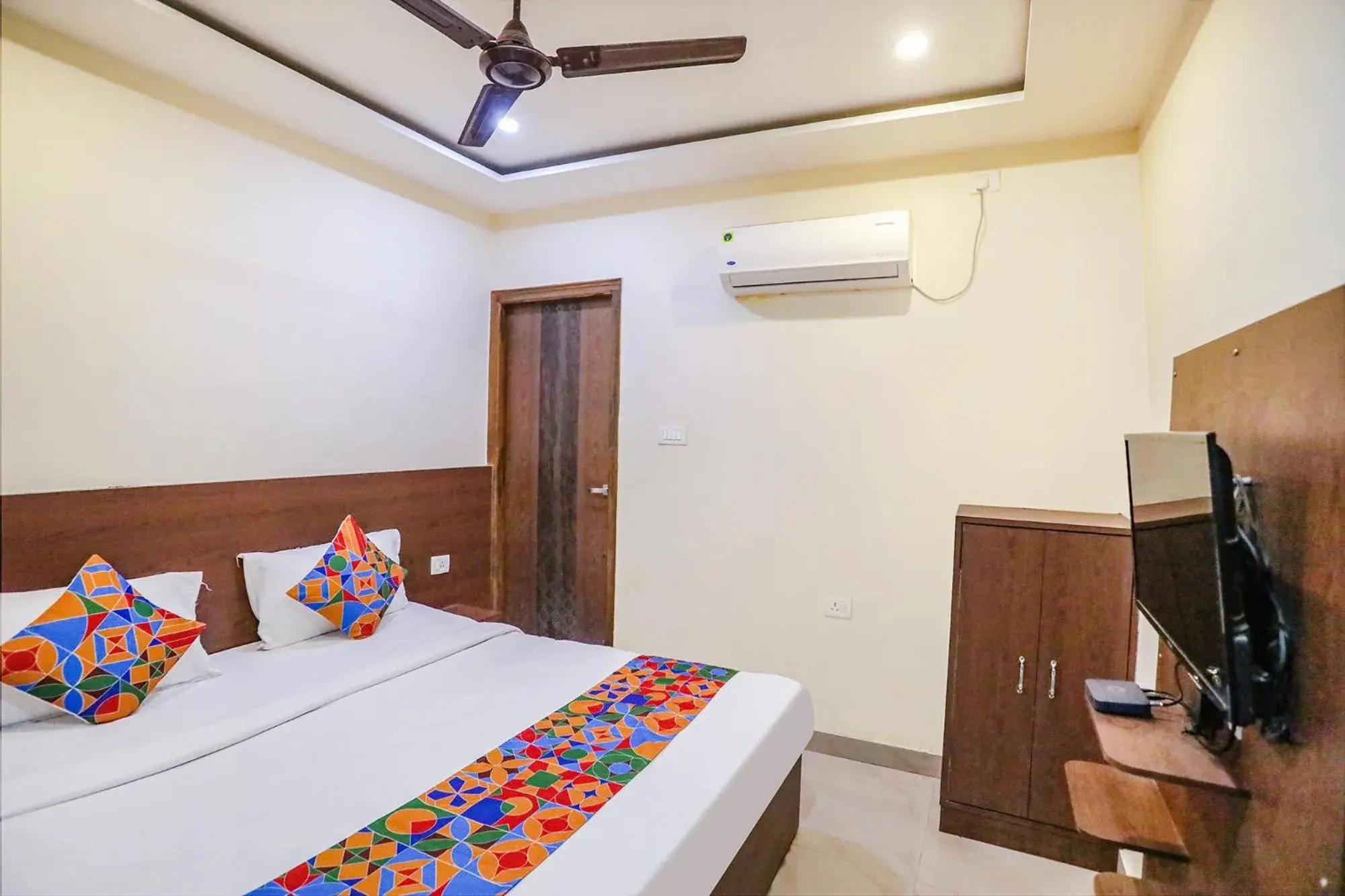 Communal lounge/ TV room, Bed in FabExpress Banarasi Kothi