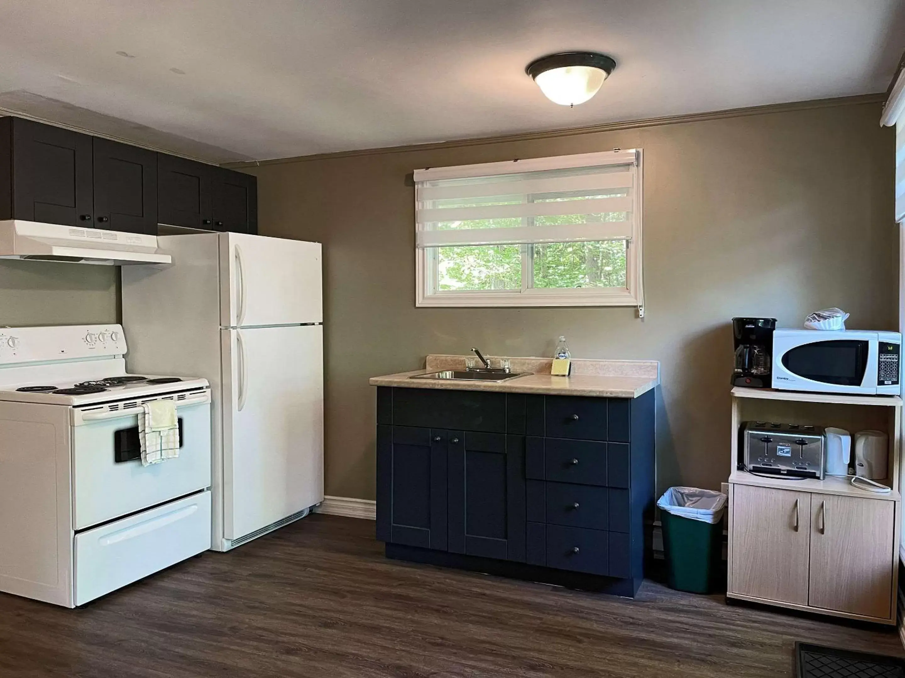 Bedroom, Kitchen/Kitchenette in The Grand Tappattoo Resort, Ascend Hotel Collection