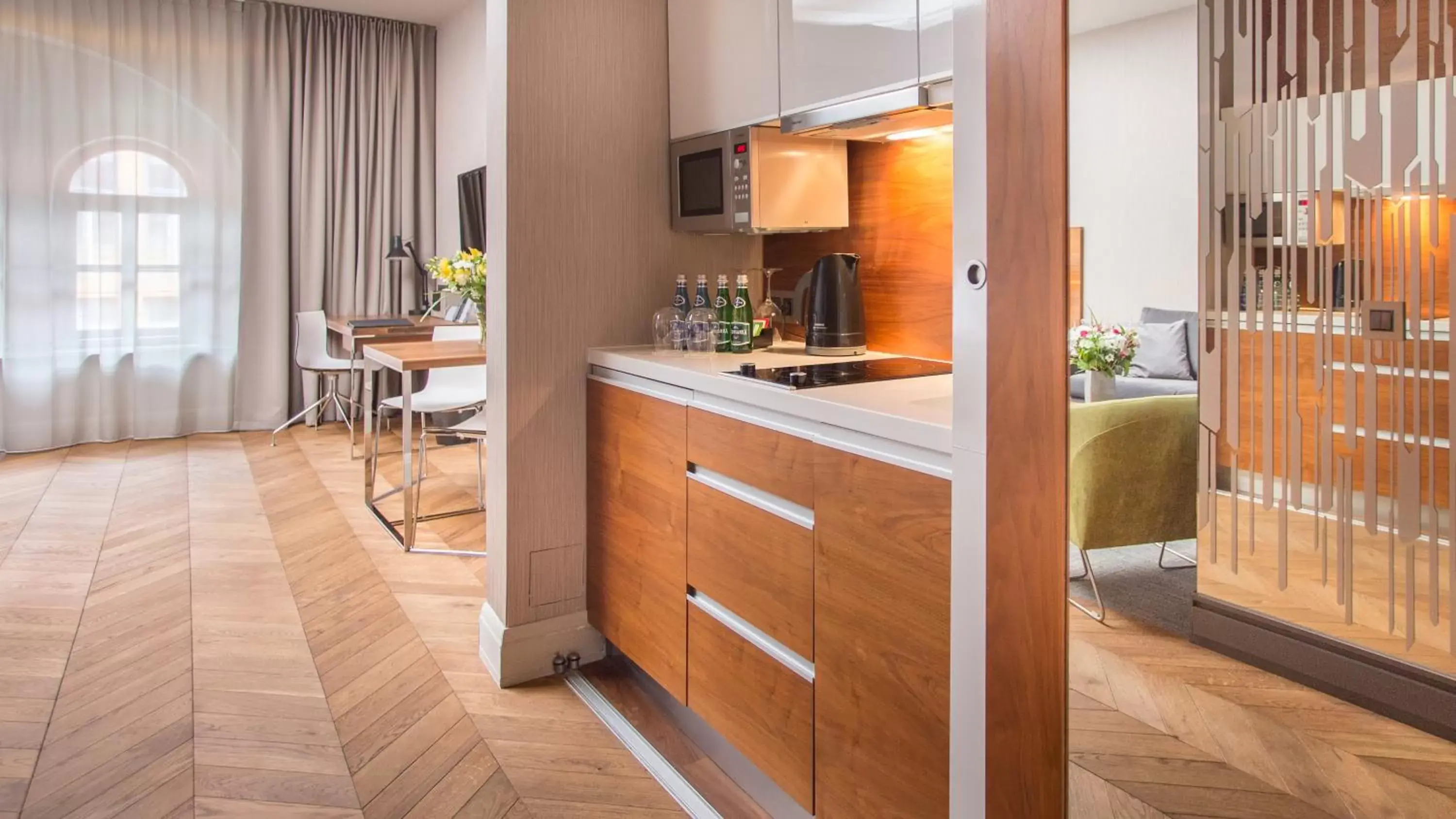 Bed, Kitchen/Kitchenette in City Park Hotel & Residence