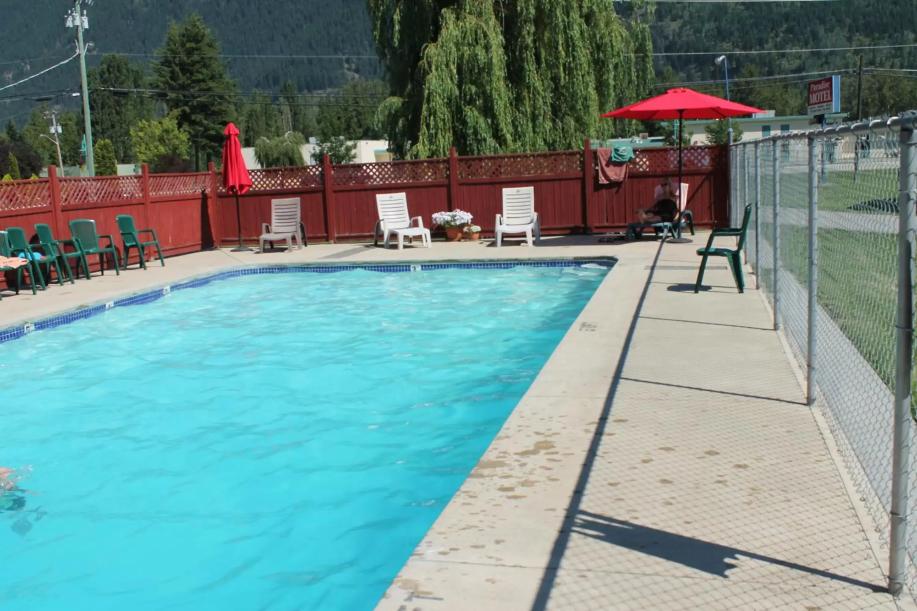 Swimming Pool in Paradise Motel