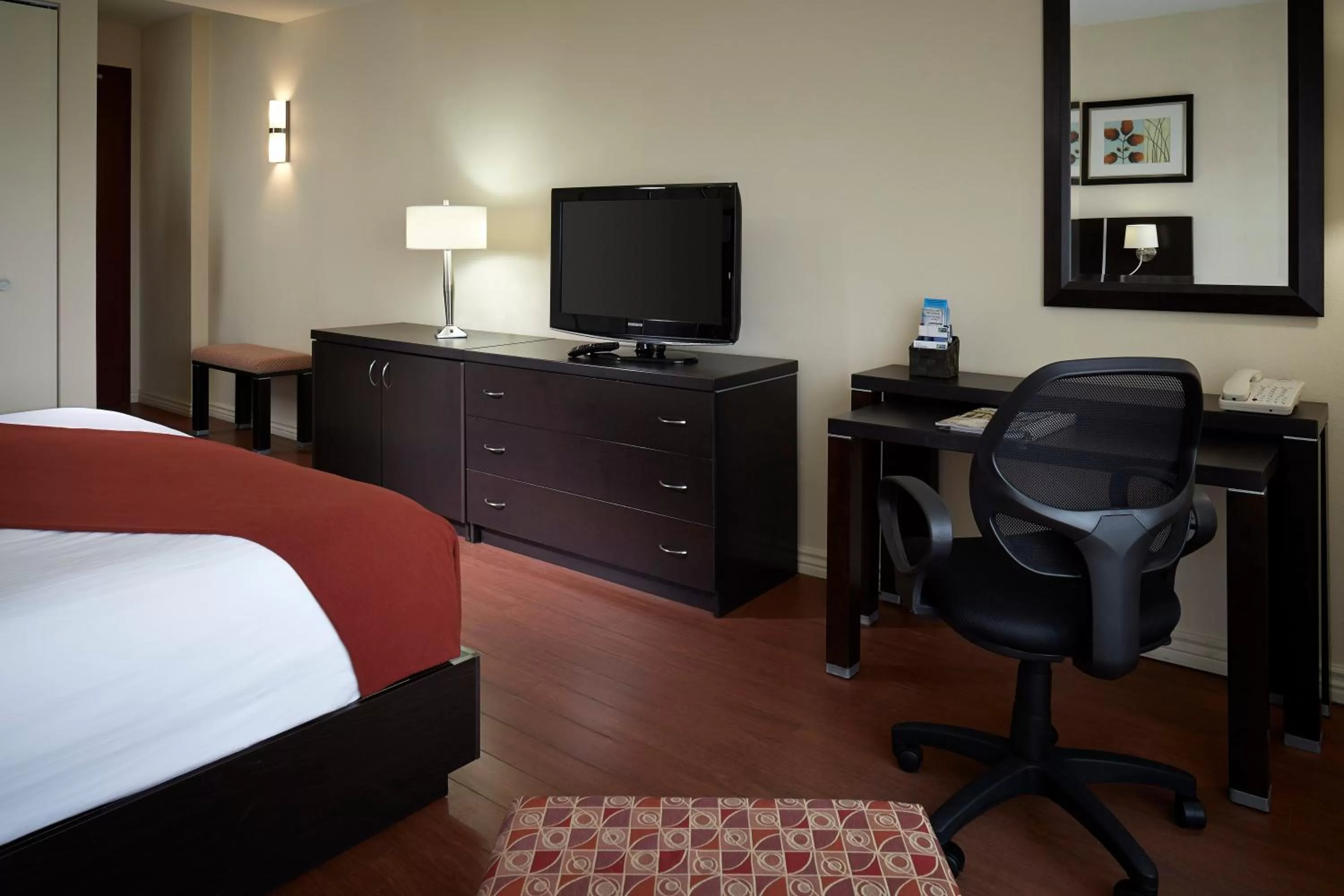 King Room - Disability Access/Non-Smoking in Holiday Inn & Suites Montreal Airport