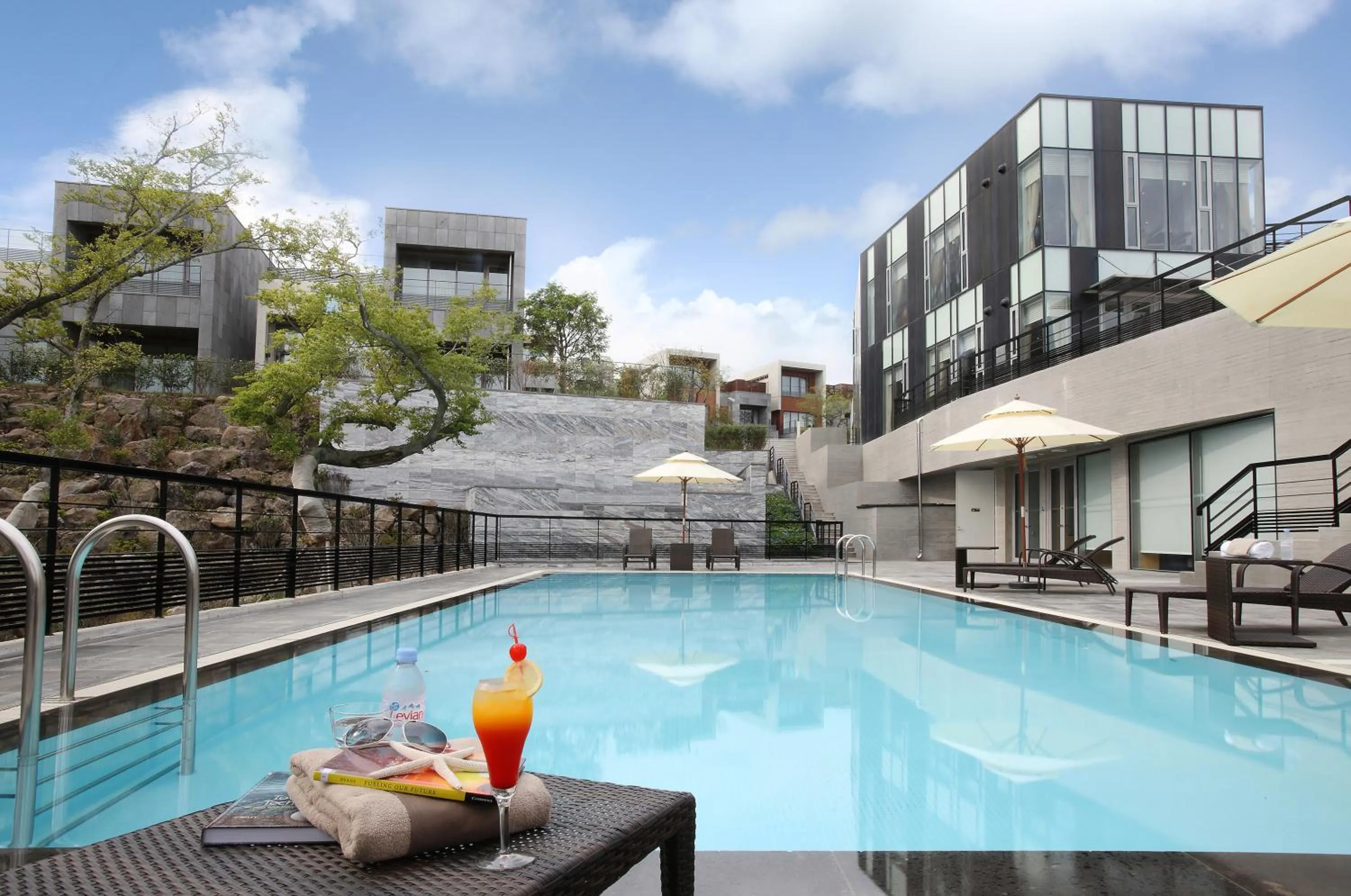 Swimming pool in Lotte Resort Jeju Artvillas