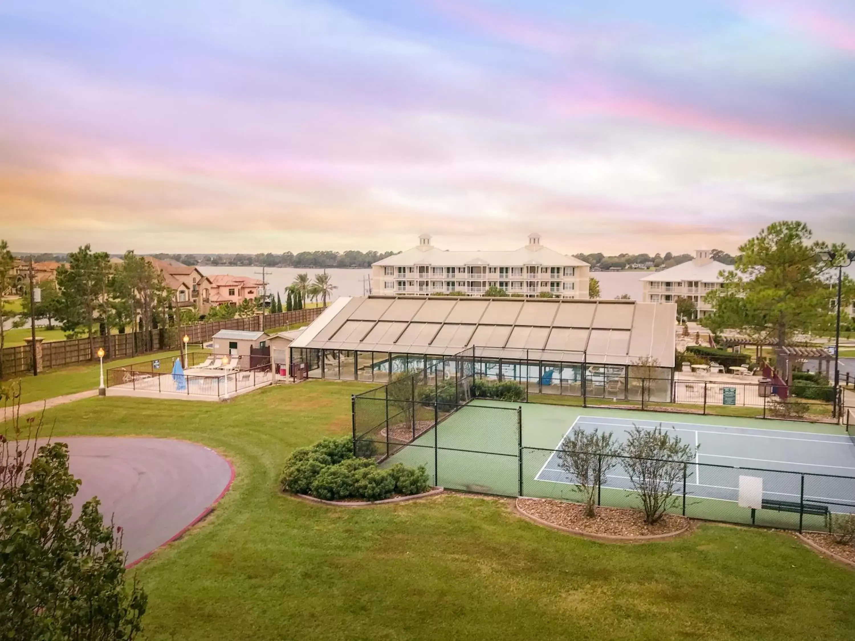 Tennis court in Holiday Inn Club Vacations Piney Shores Resort at Lake Conroe