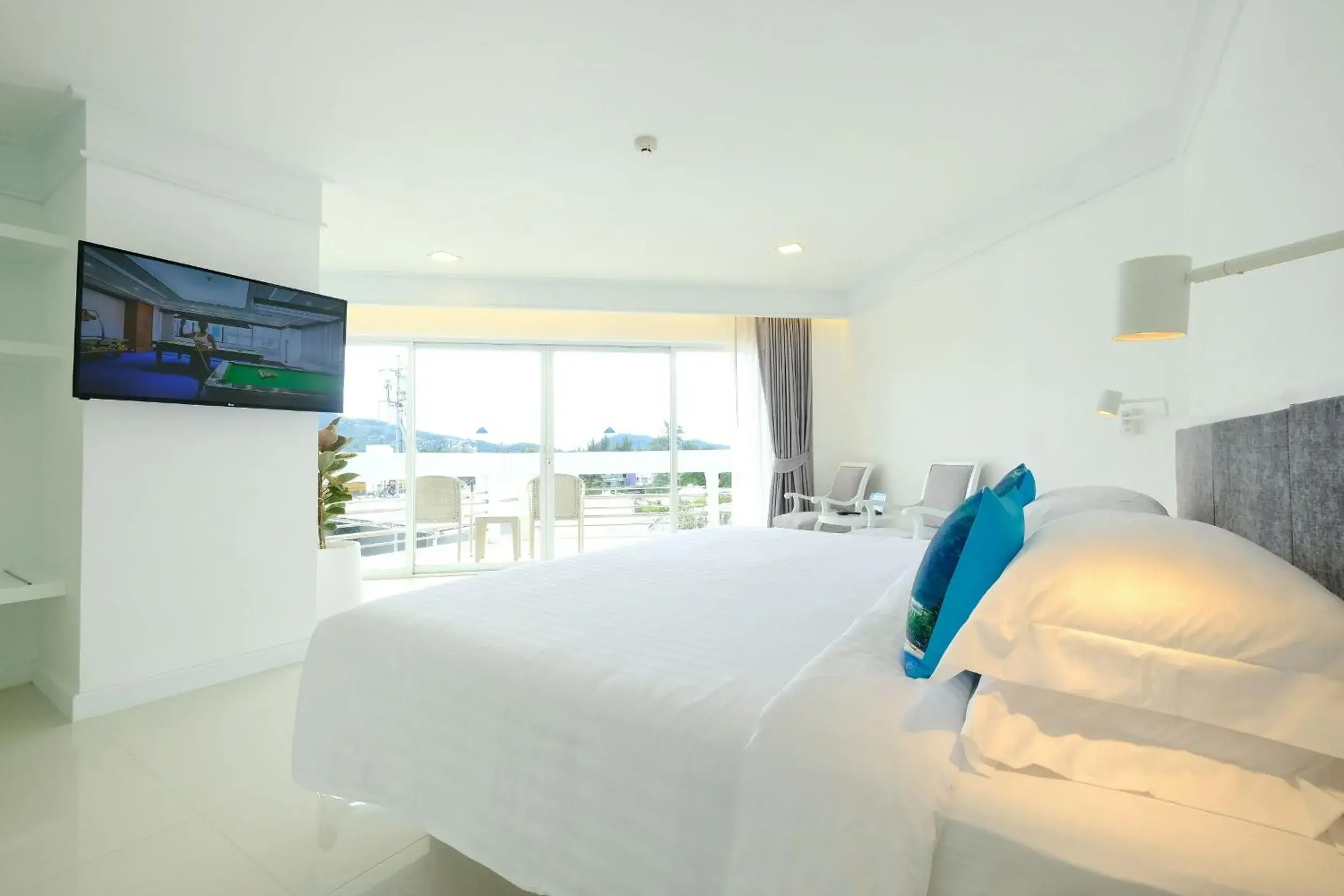 Bedroom, Bed in Andaman Beach Suites Hotel, Patong Phuket Bedroom, Bed in Andaman Beach Suites Hotel, Patong Phuket
