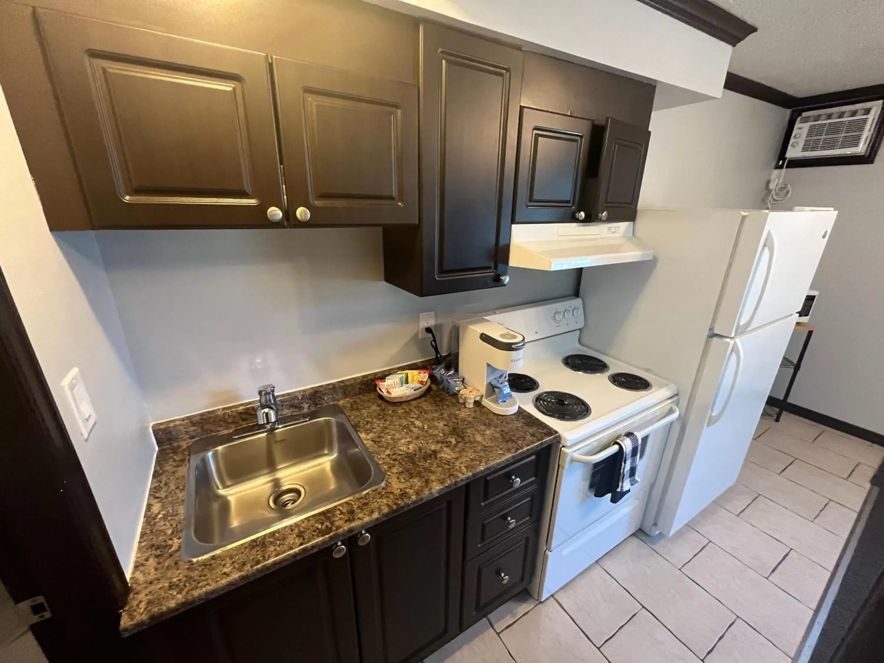 kitchen, Kitchen/Kitchenette in Lakeside Villa Inn & Suites