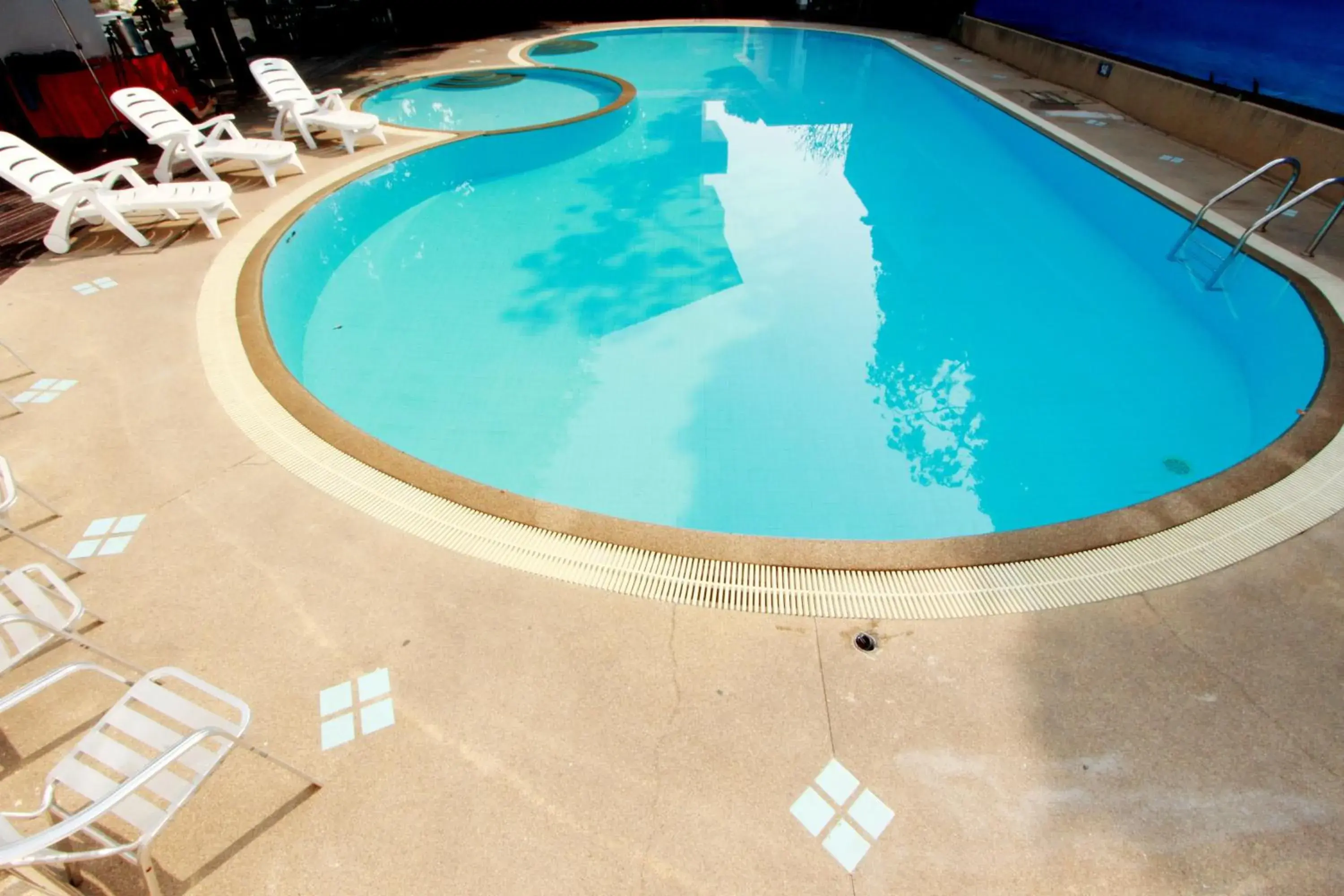 Swimming Pool in Nim Hotel