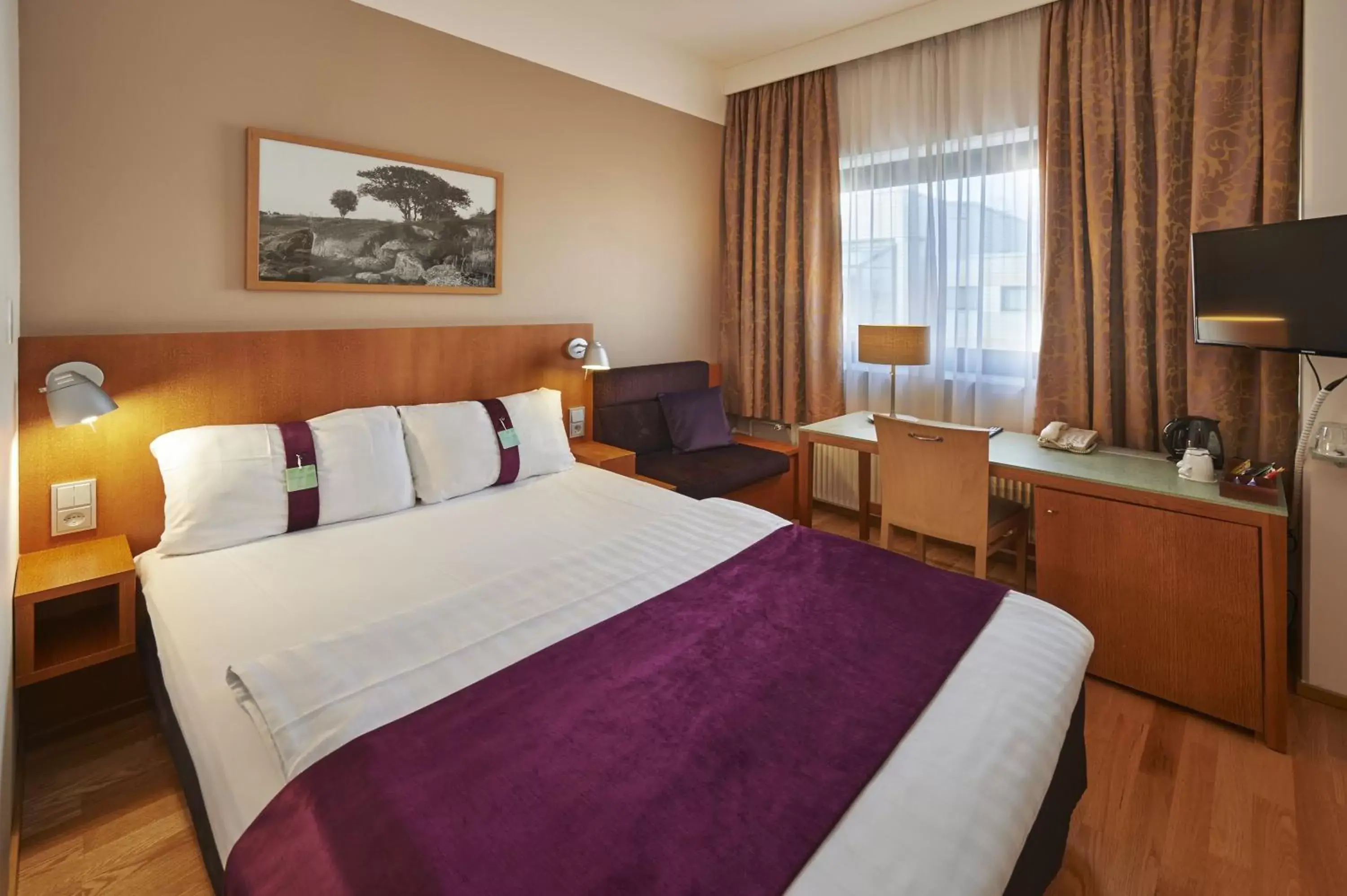 Photo of the whole room, Bed in Holiday Inn Helsinki-Vantaa Airport, an IHG Hotel