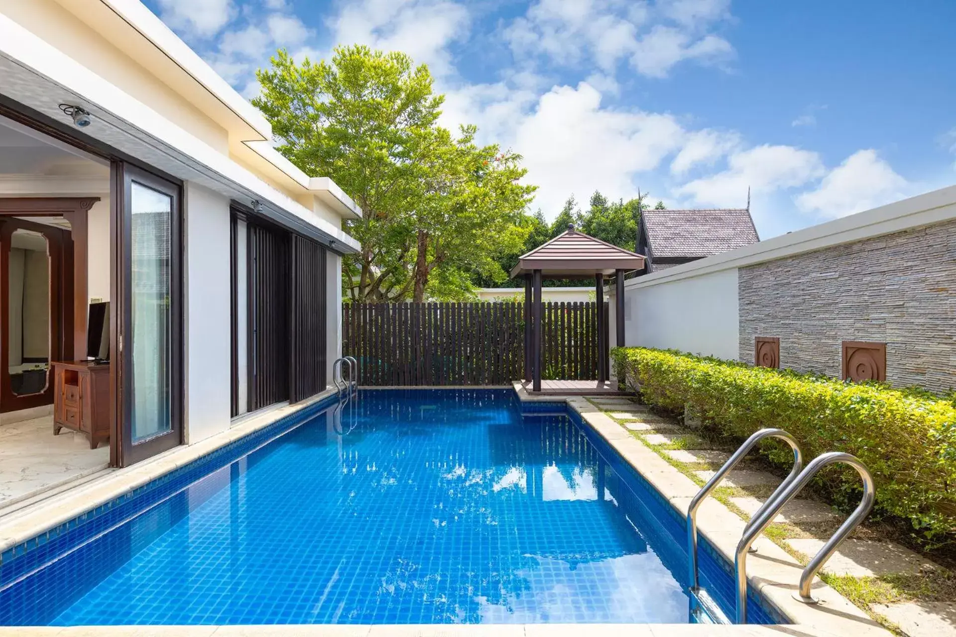 Swimming pool in Pullman Sanya Yalong Bay Villas & Resort