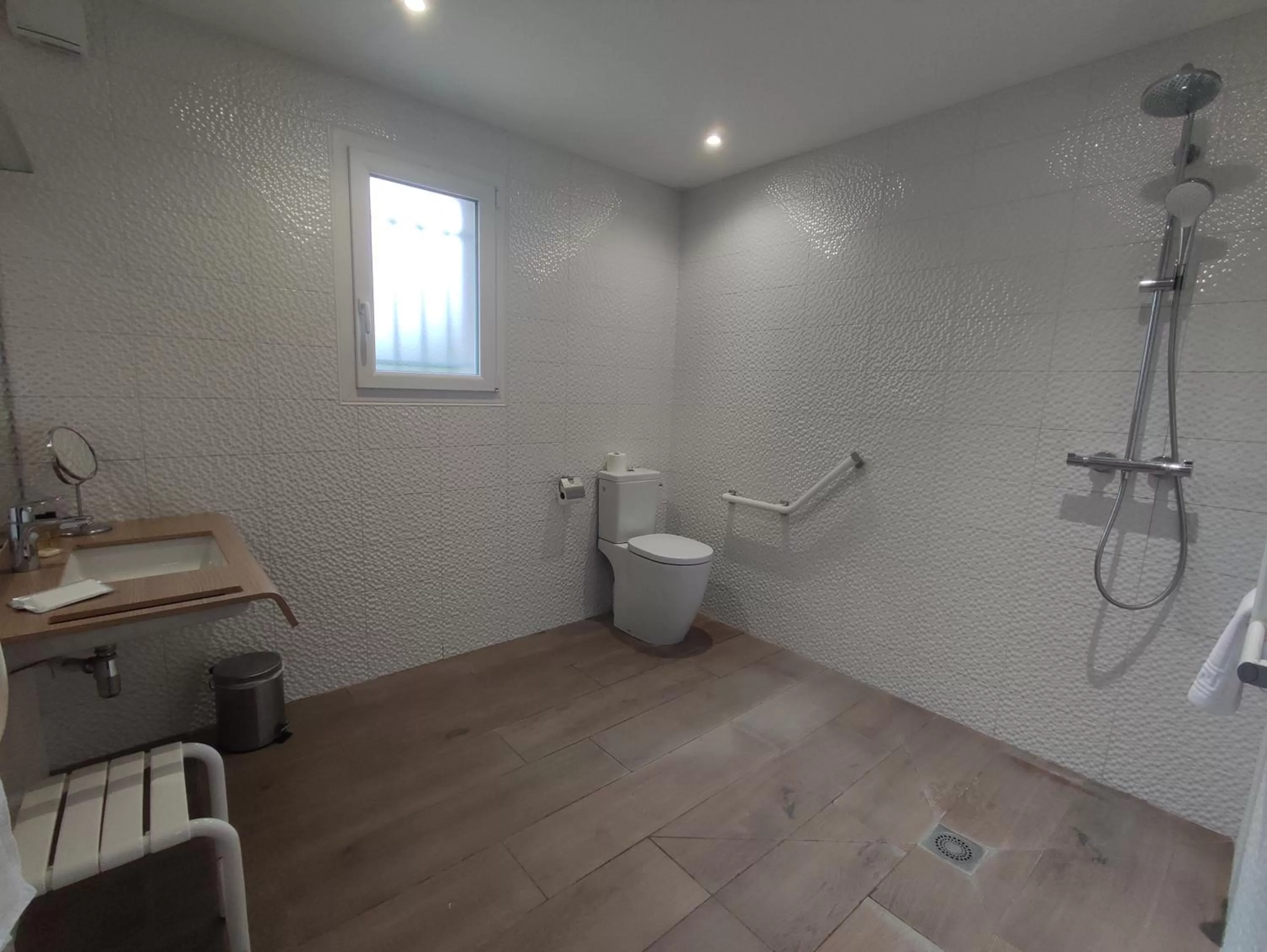 Shower in Contact Hôtel Le Provençal Bordeaux Lac