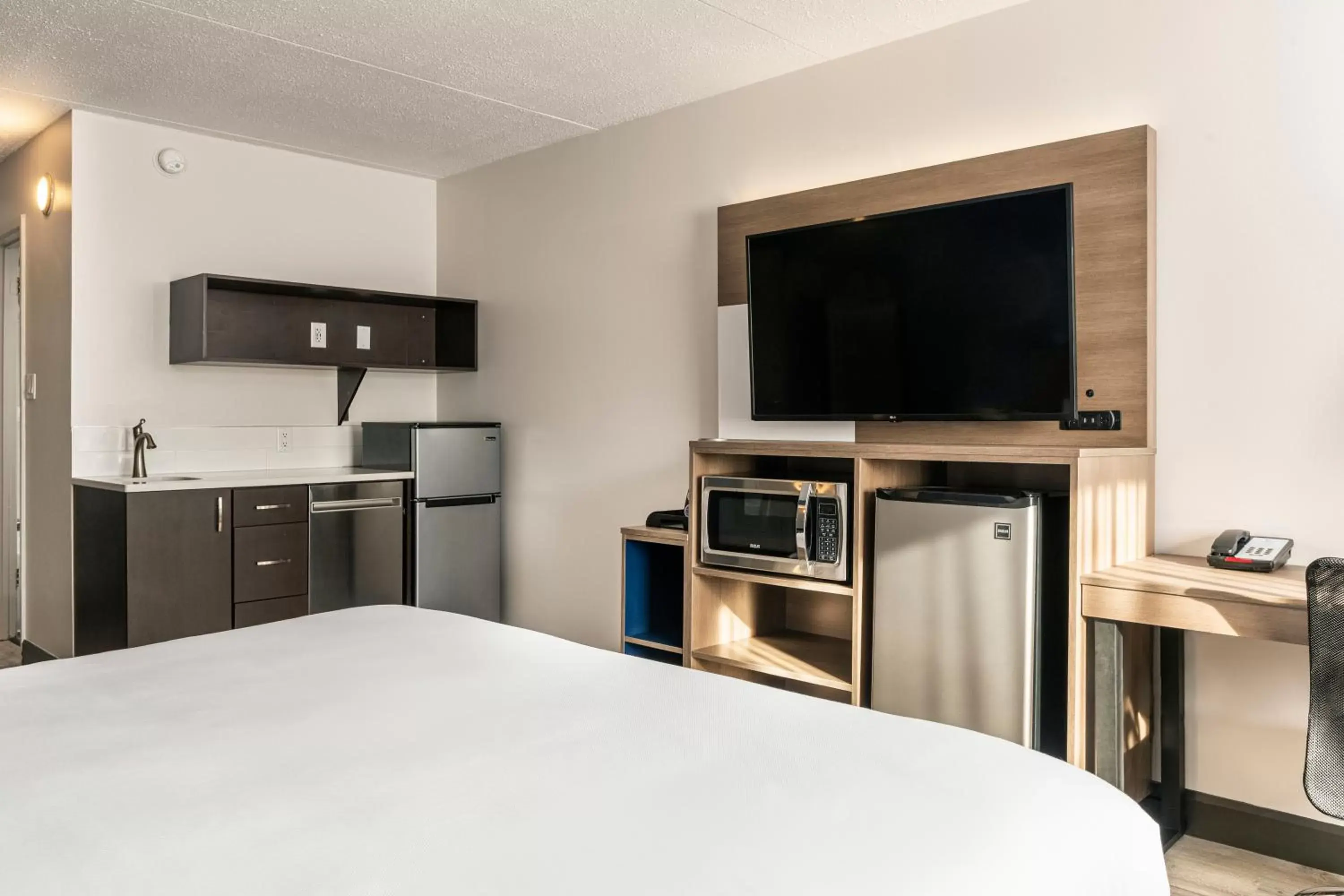 dishwasher, TV/Entertainment Center in Comfort Suites Kingston Central