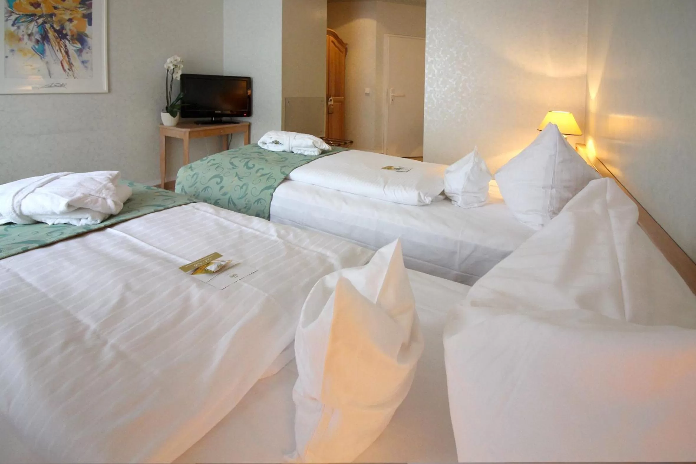 Photo of the whole room, Bed in Hotel Am Mühlenteich