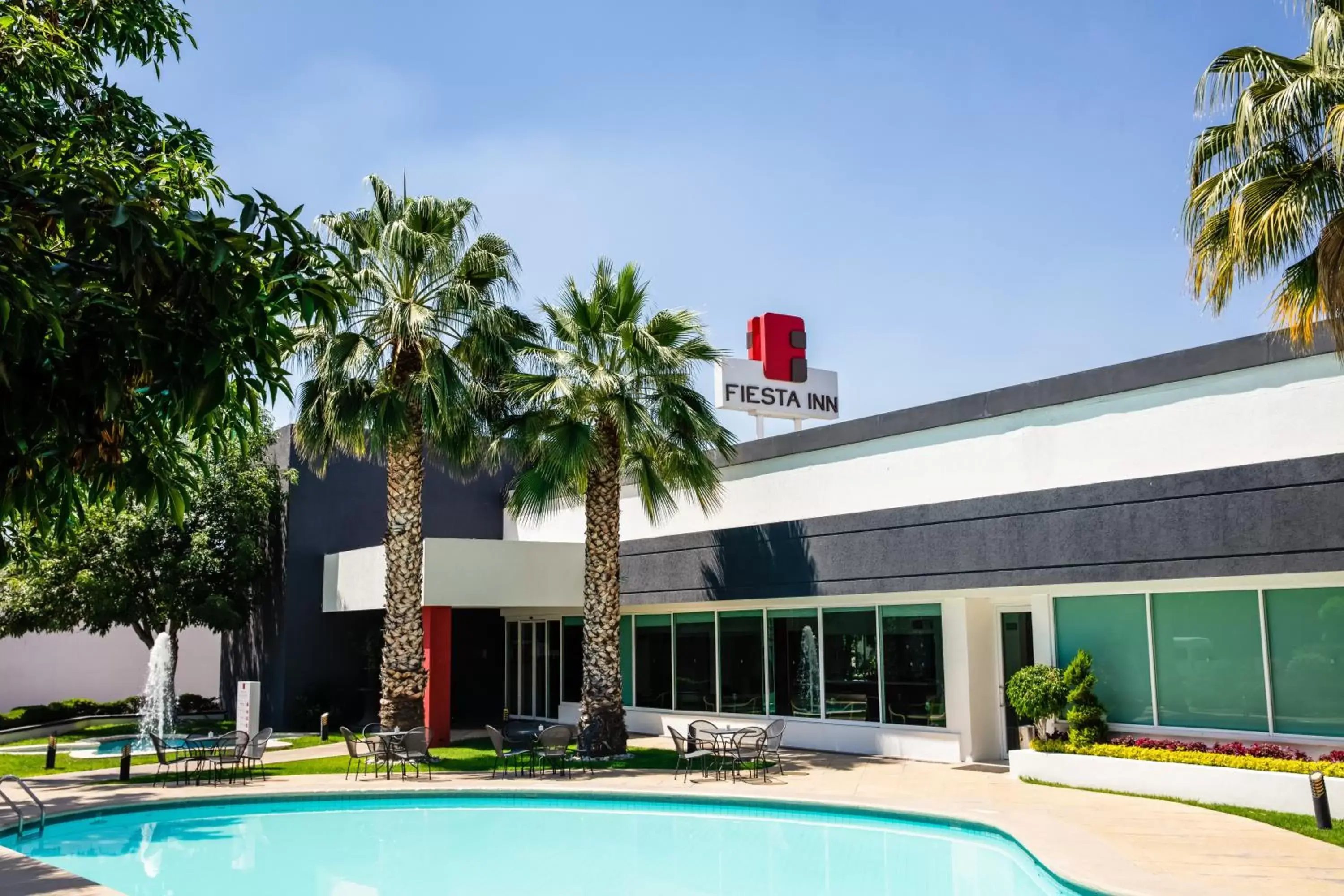 Swimming Pool in Fiesta Inn San Luis Potosi Glorieta Juarez