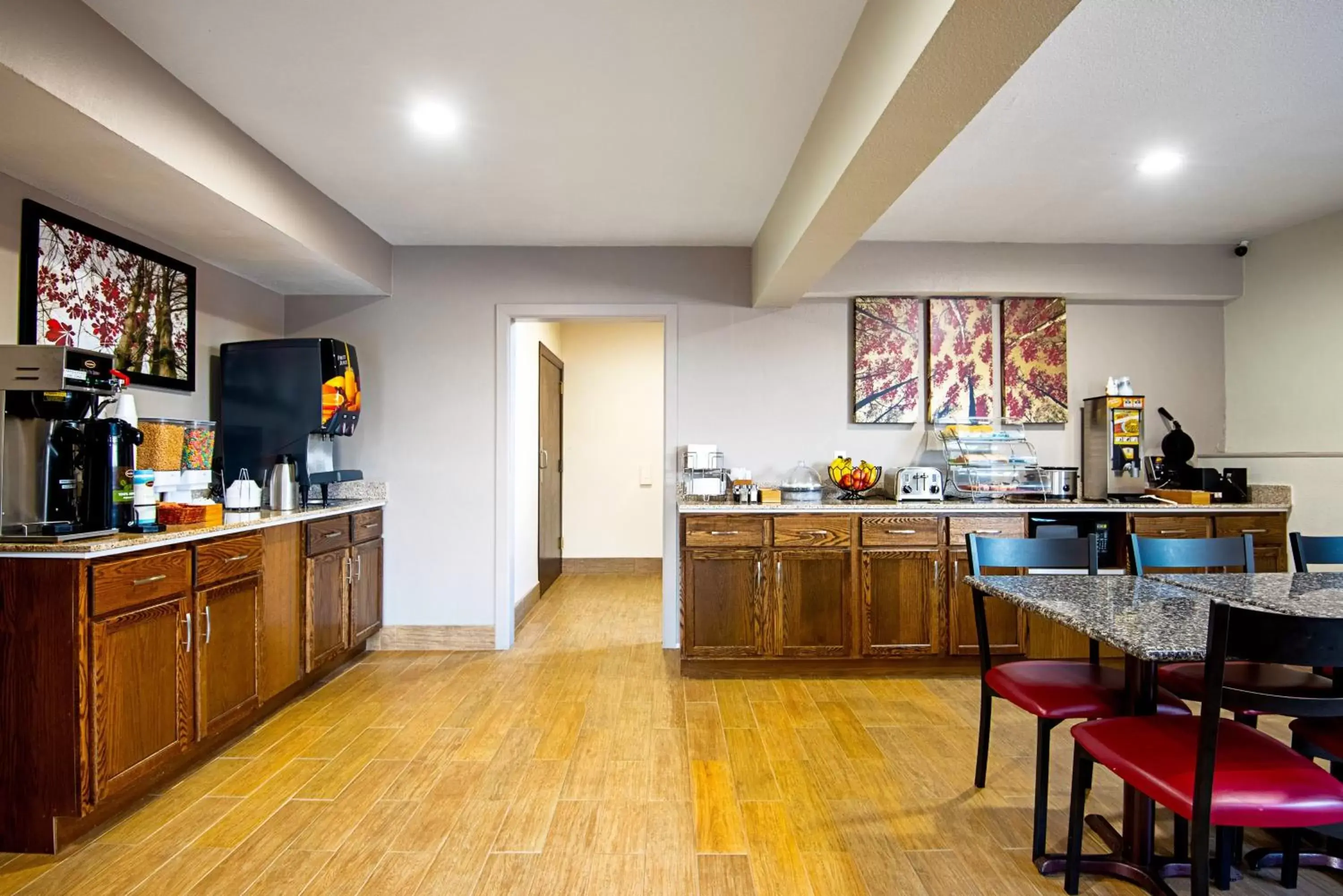 Breakfast, Kitchen/Kitchenette in Red Roof Inn Cameron