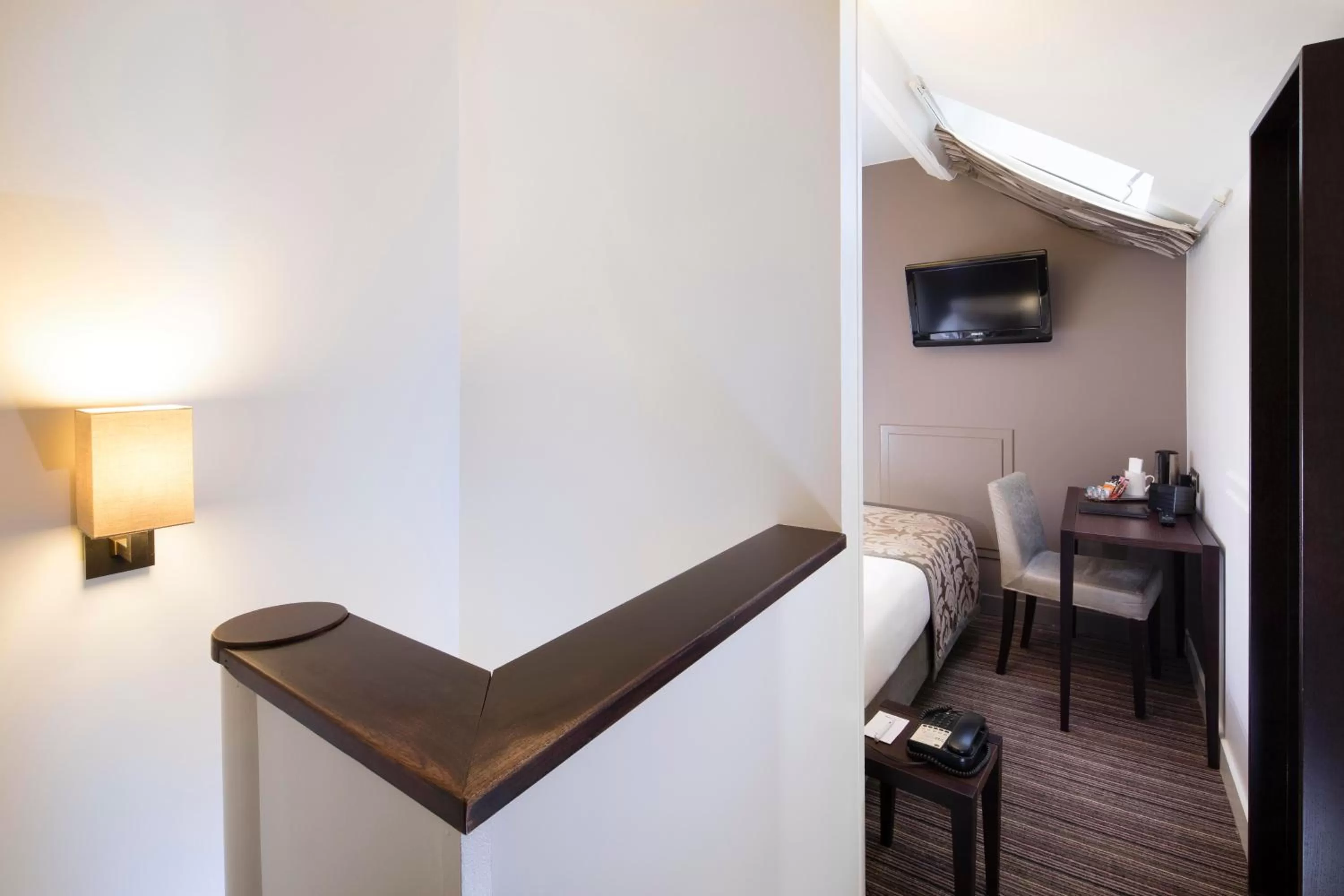 Bedroom in Hôtel Paris Louvre Opéra