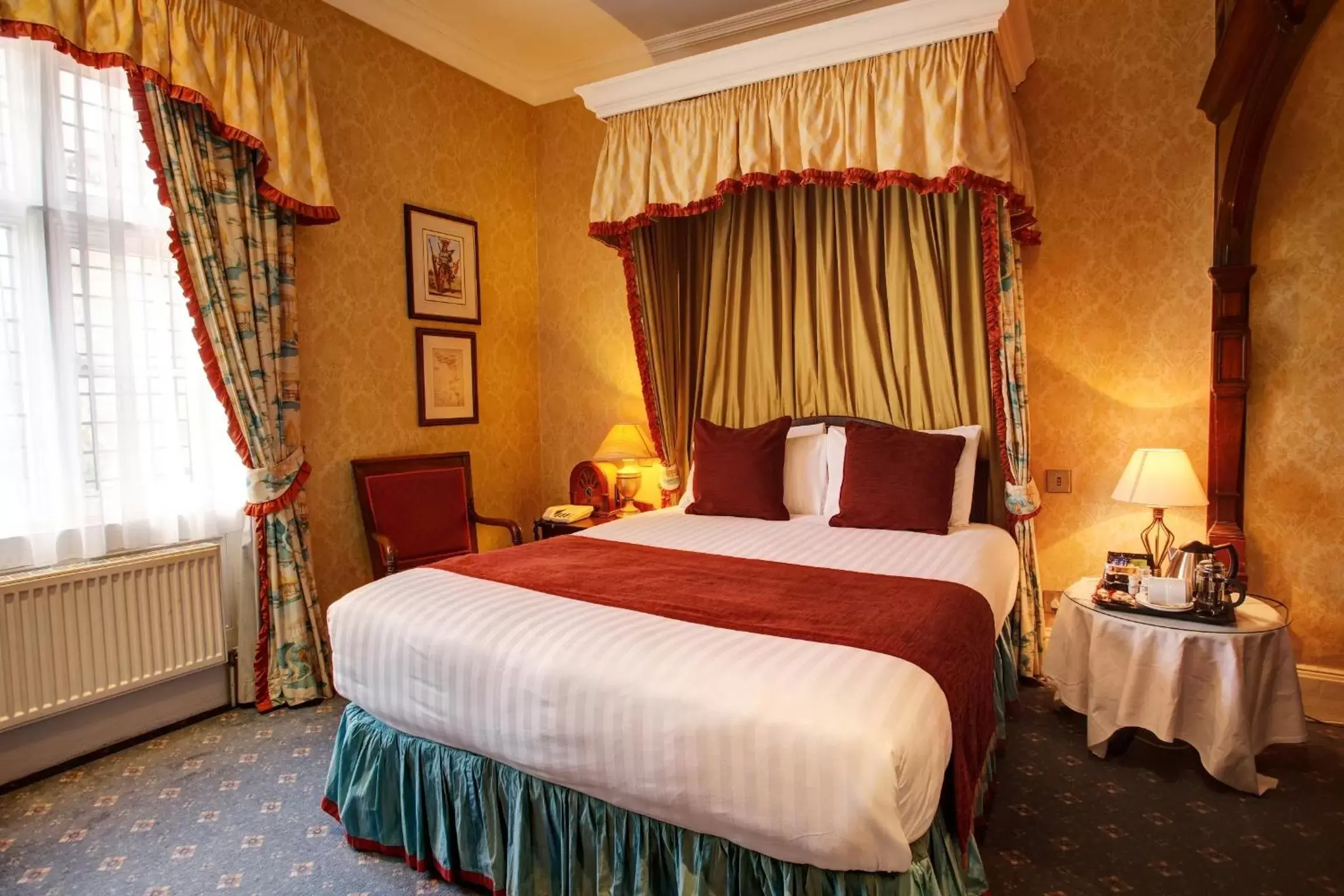 Bed in Best Western PLUS Grim's Dyke Hotel