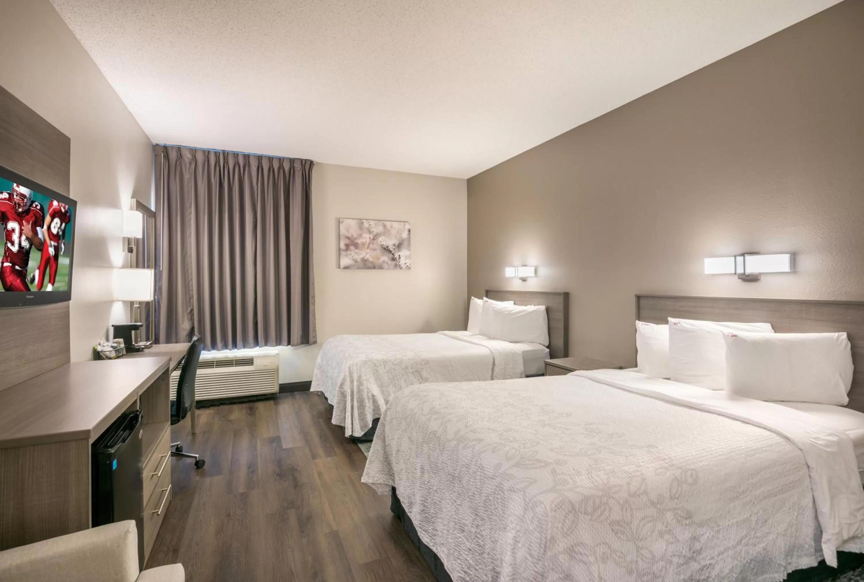 Photo of the whole room, Bed in Red Roof Inn PLUS+ Boston - Logan