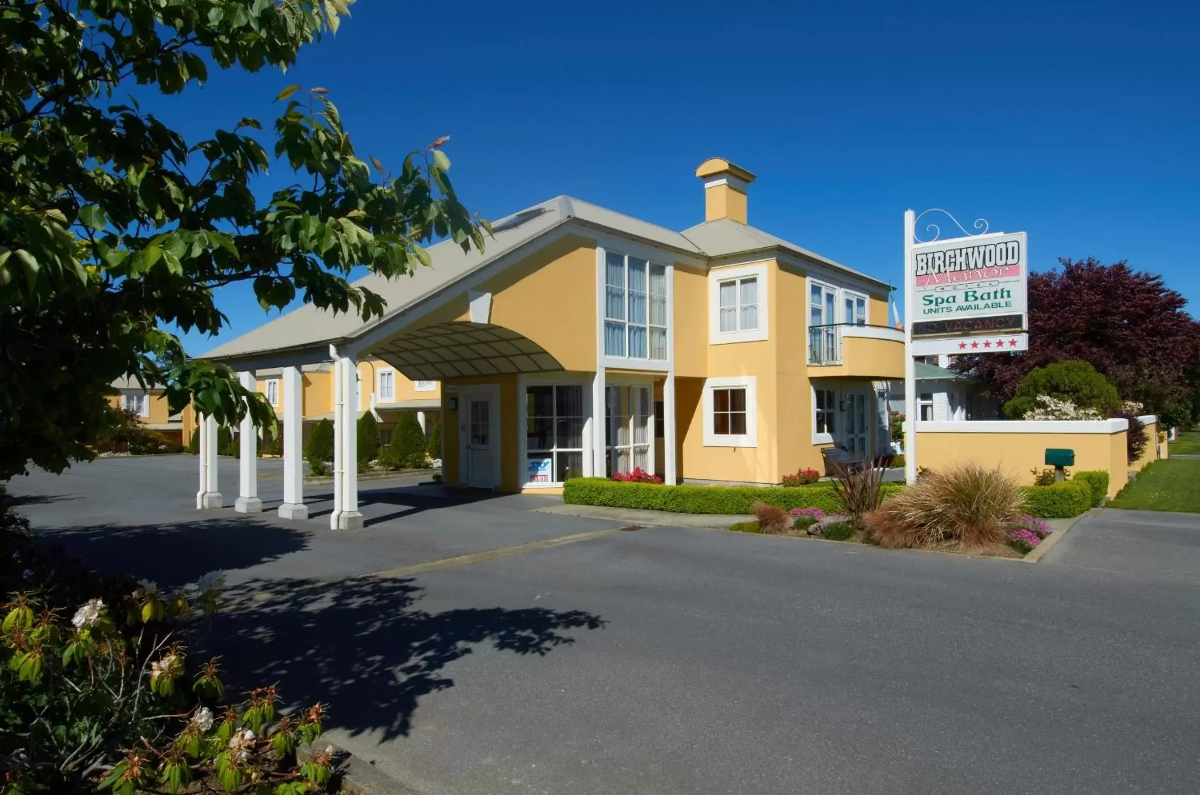 Facade/entrance, Property Building in Birchwood Manor