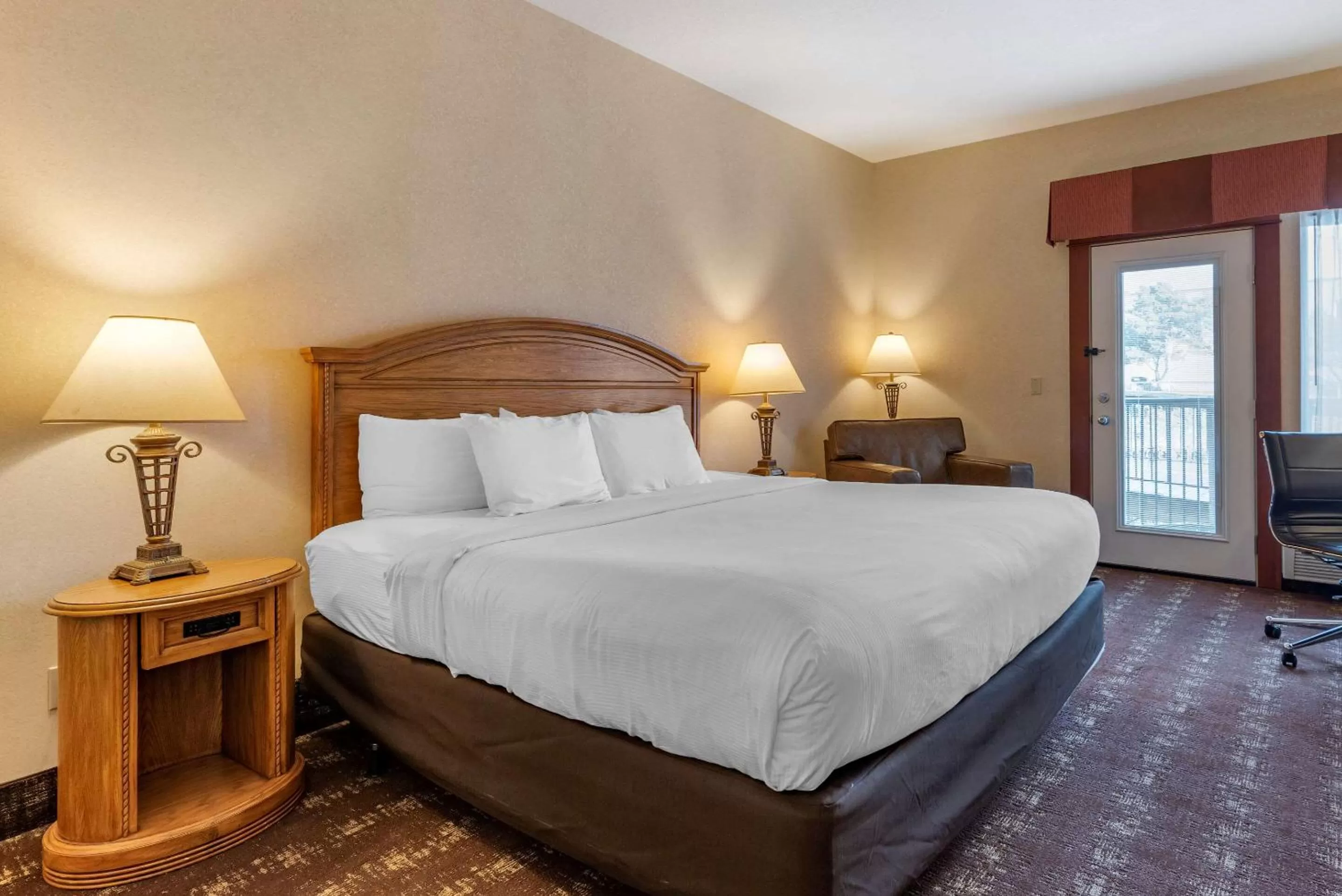 King Room - Mobility Accessible with Roll In Shower - Non-Smoking in Kathryn Riverfront Inn, Ascend Hotel Collection