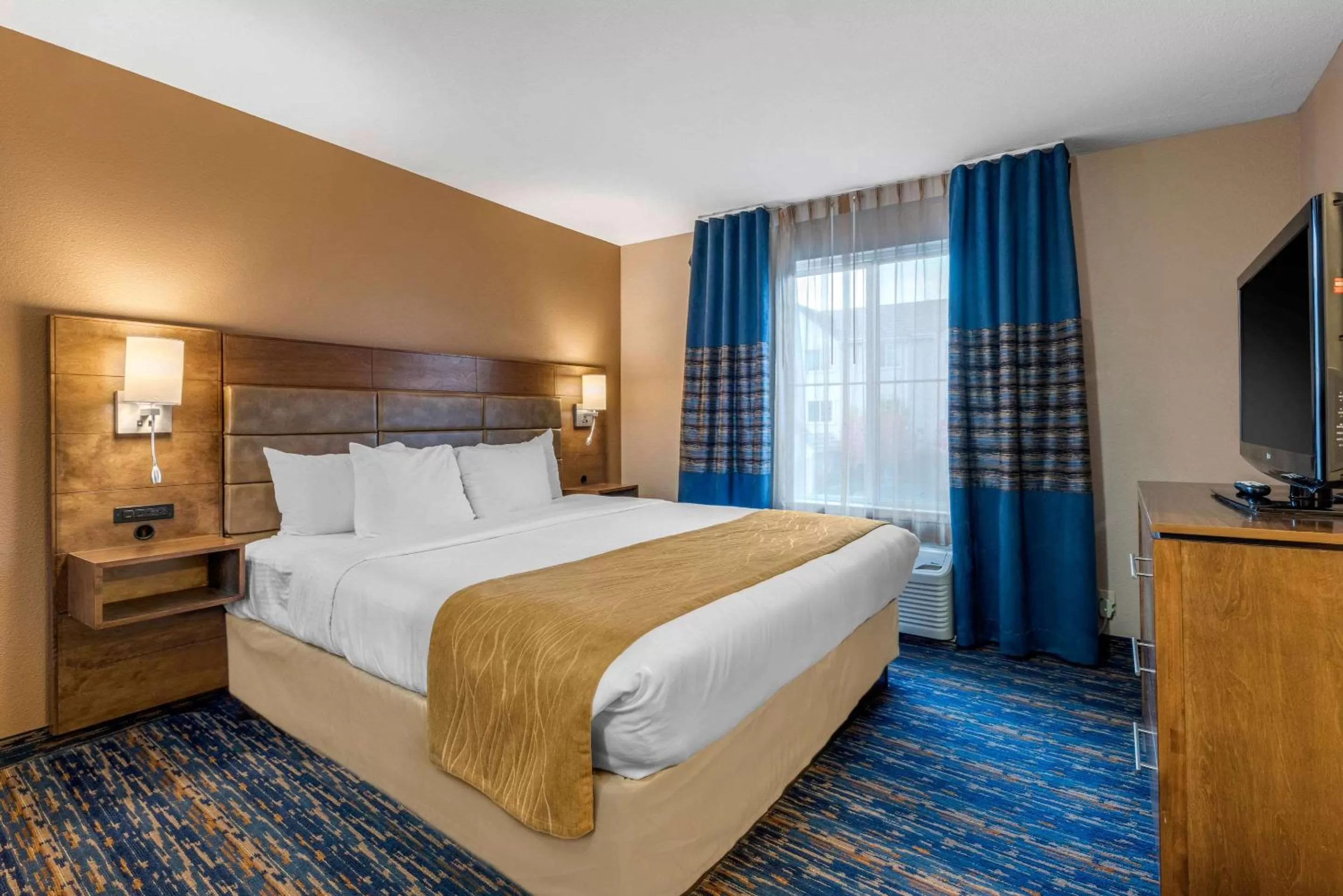 Photo of the whole room, Bed in Comfort Inn South San Jose - Morgan Hill