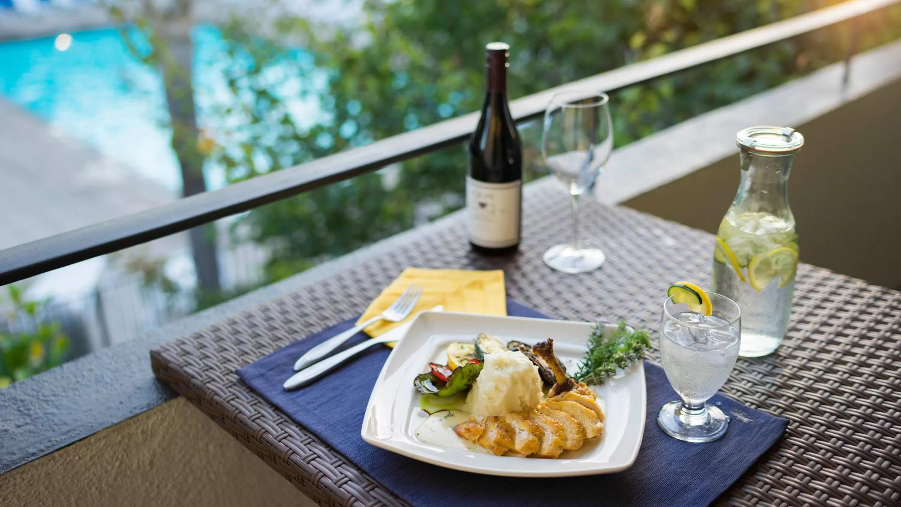 Food and drinks in Lemon Tree Inn