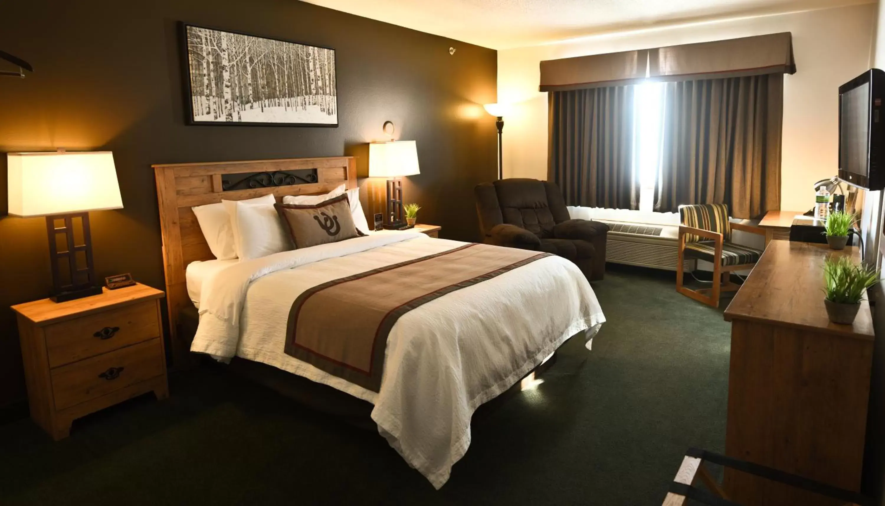 Bedroom, Bed in Draft Horse Inn and Suites