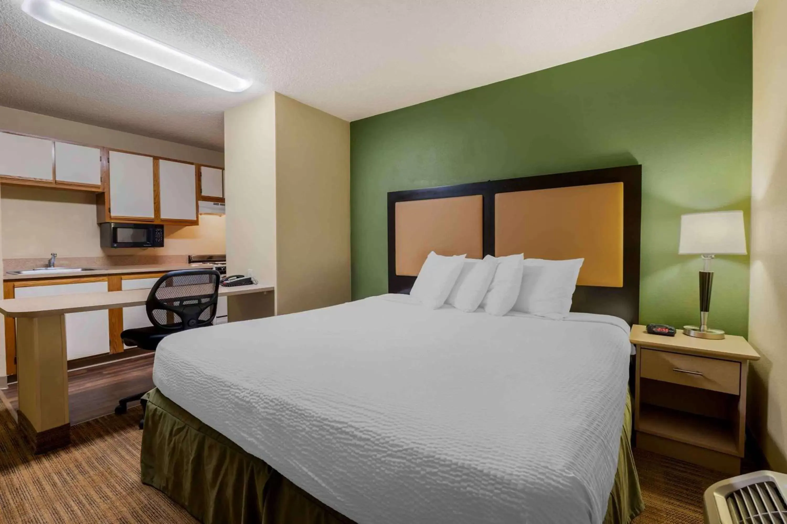 Bedroom, Bed in Extended Stay America Suites - Dayton - Fairborn