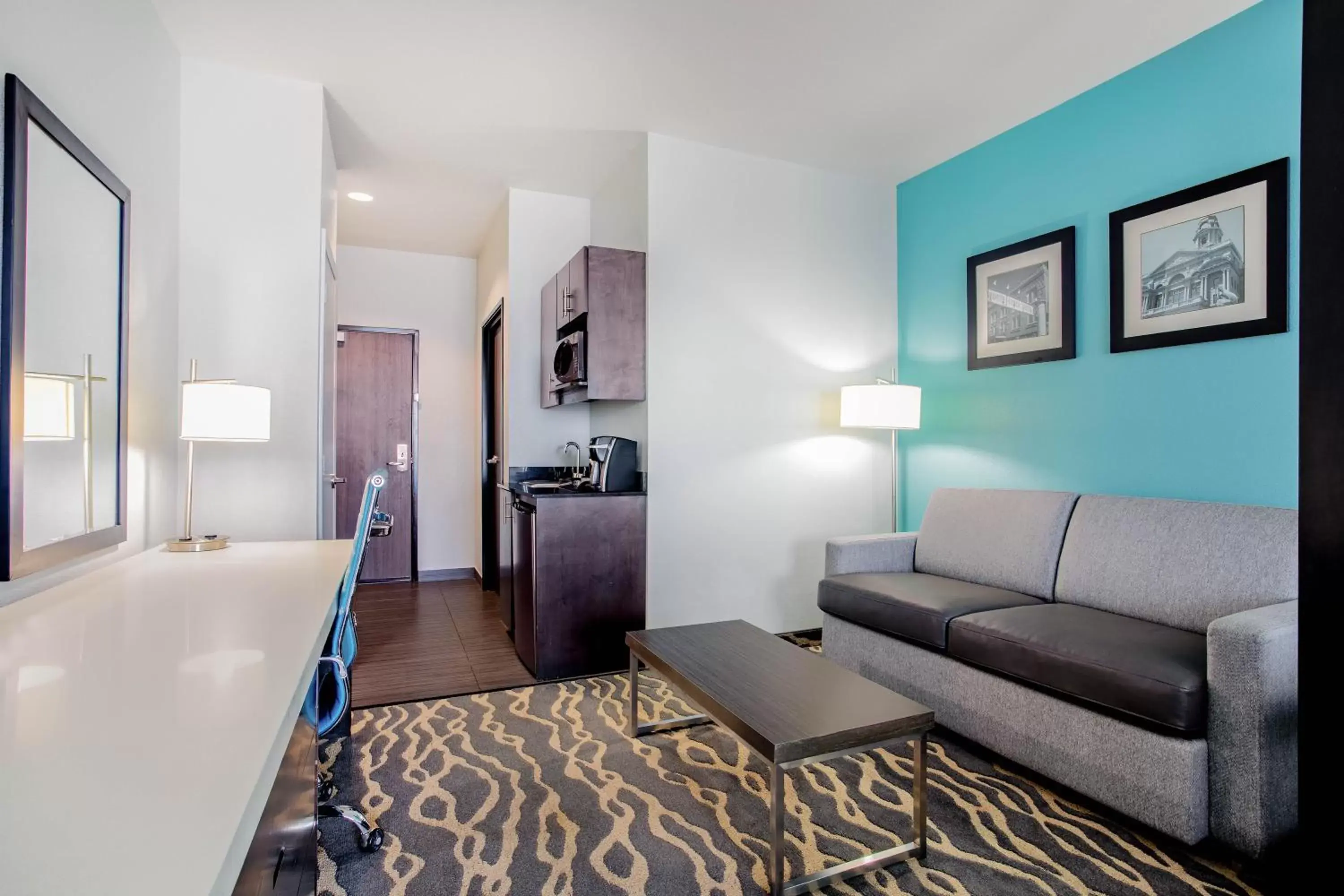 Living room, Seating Area in La Quinta Inn & Suites by Wyndham Northlake Ft. Worth