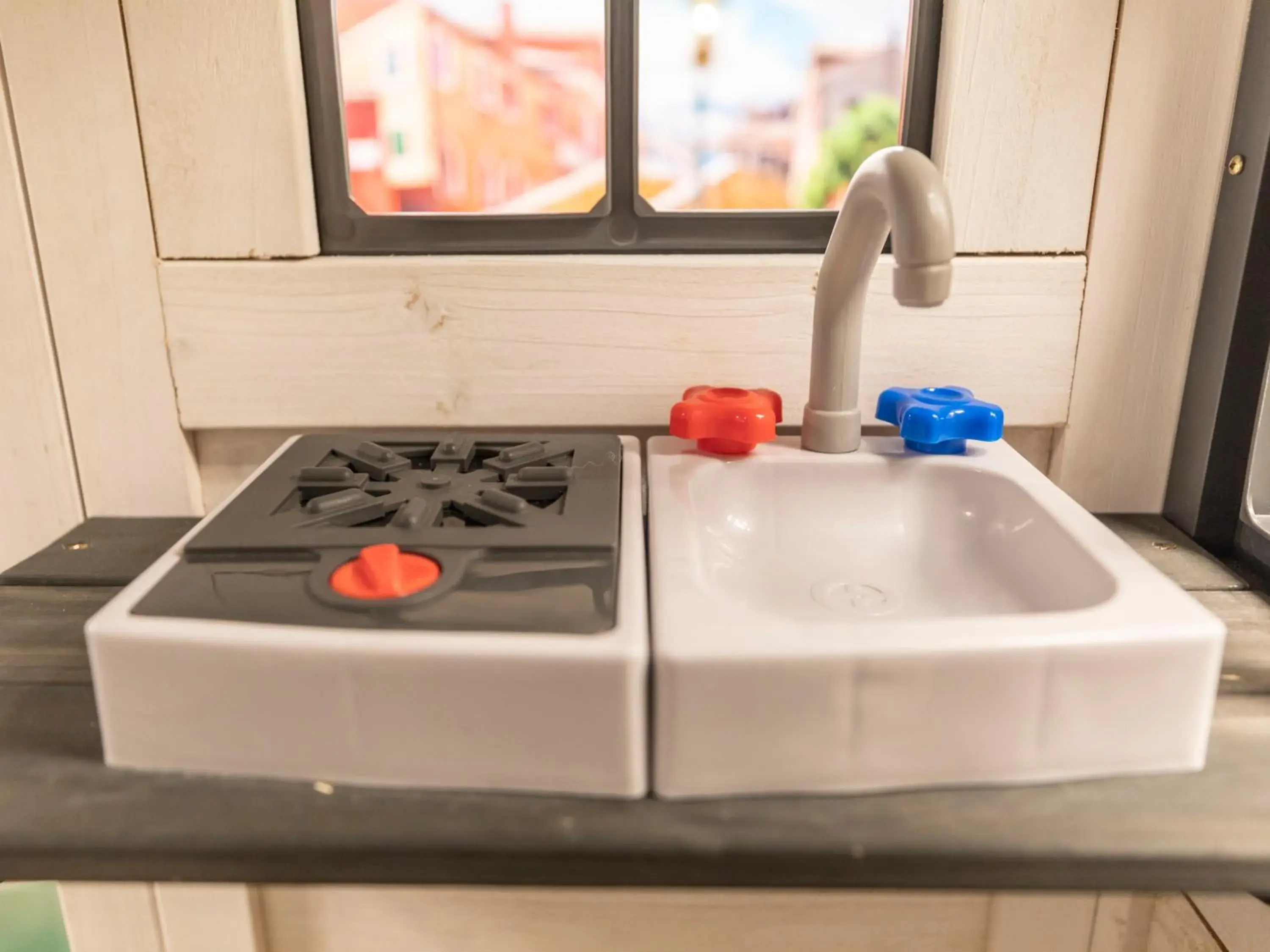 Decorative detail, Kitchen/Kitchenette in Omotenashi Hostel Miyajima