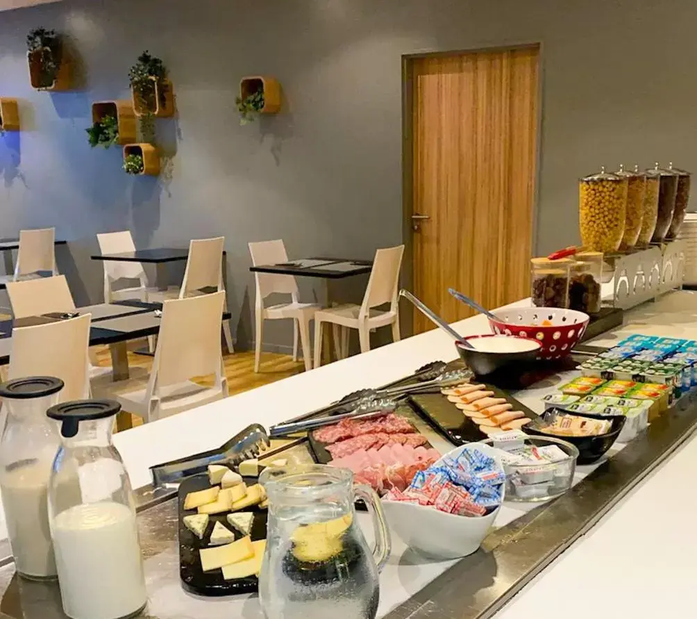 Buffet breakfast, Restaurant/Places to Eat in Appart hôtel Q7 Lodge Lyon 7