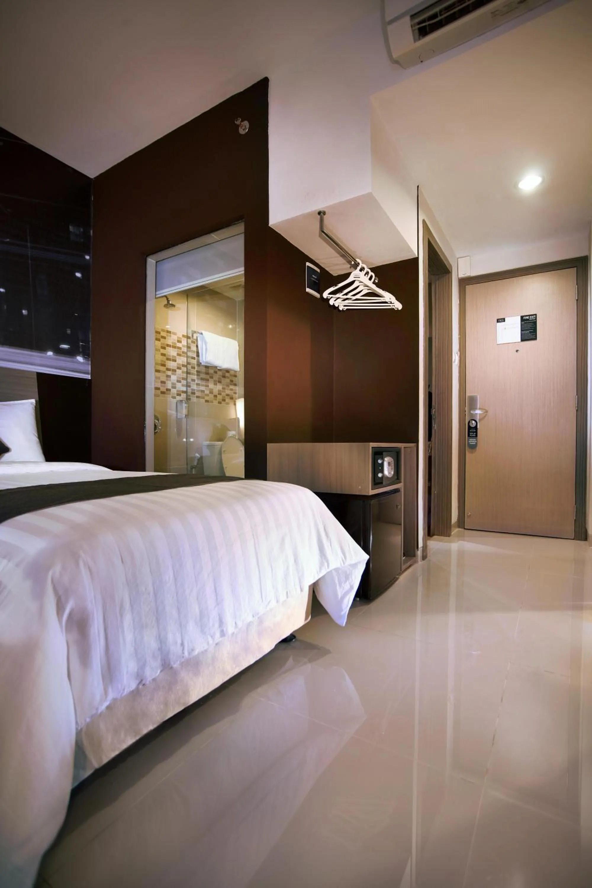Photo of the whole room, Bed in Hotel Neo Candi Simpang Lima - Semarang by ASTON
