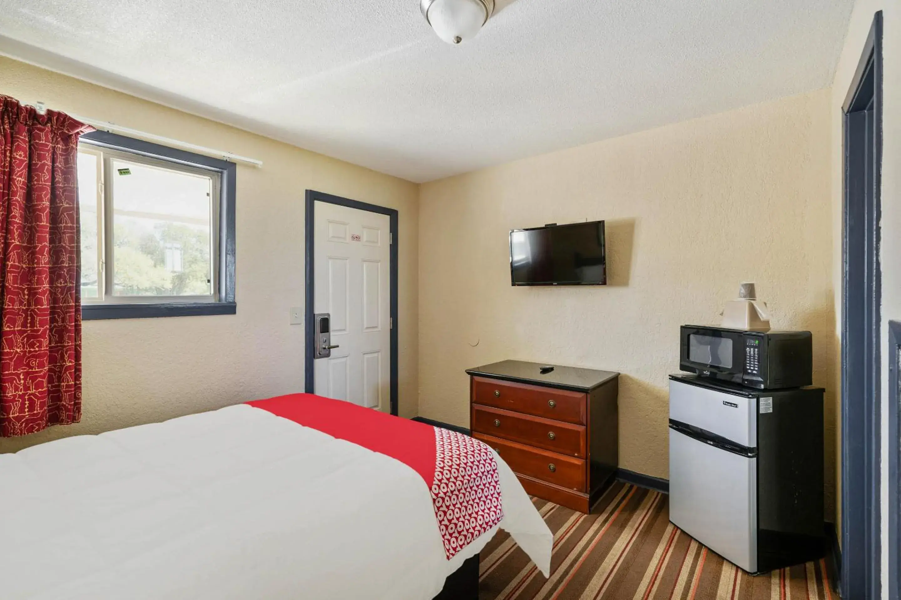 Bedroom, TV/Entertainment Center in OYO Hotel Luling TX Downtown I-10/US-90