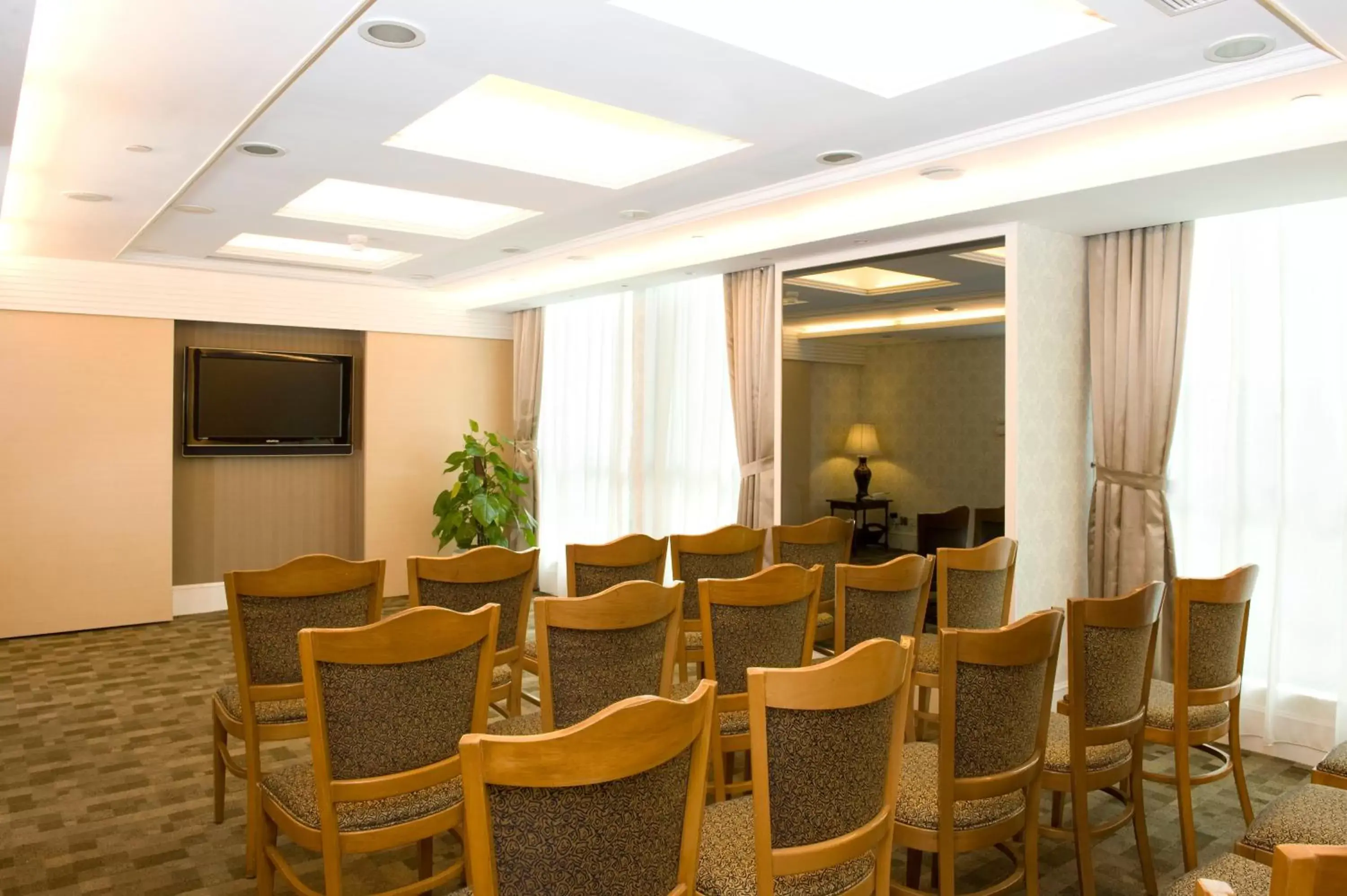 Business facilities in Bishop Lei International House