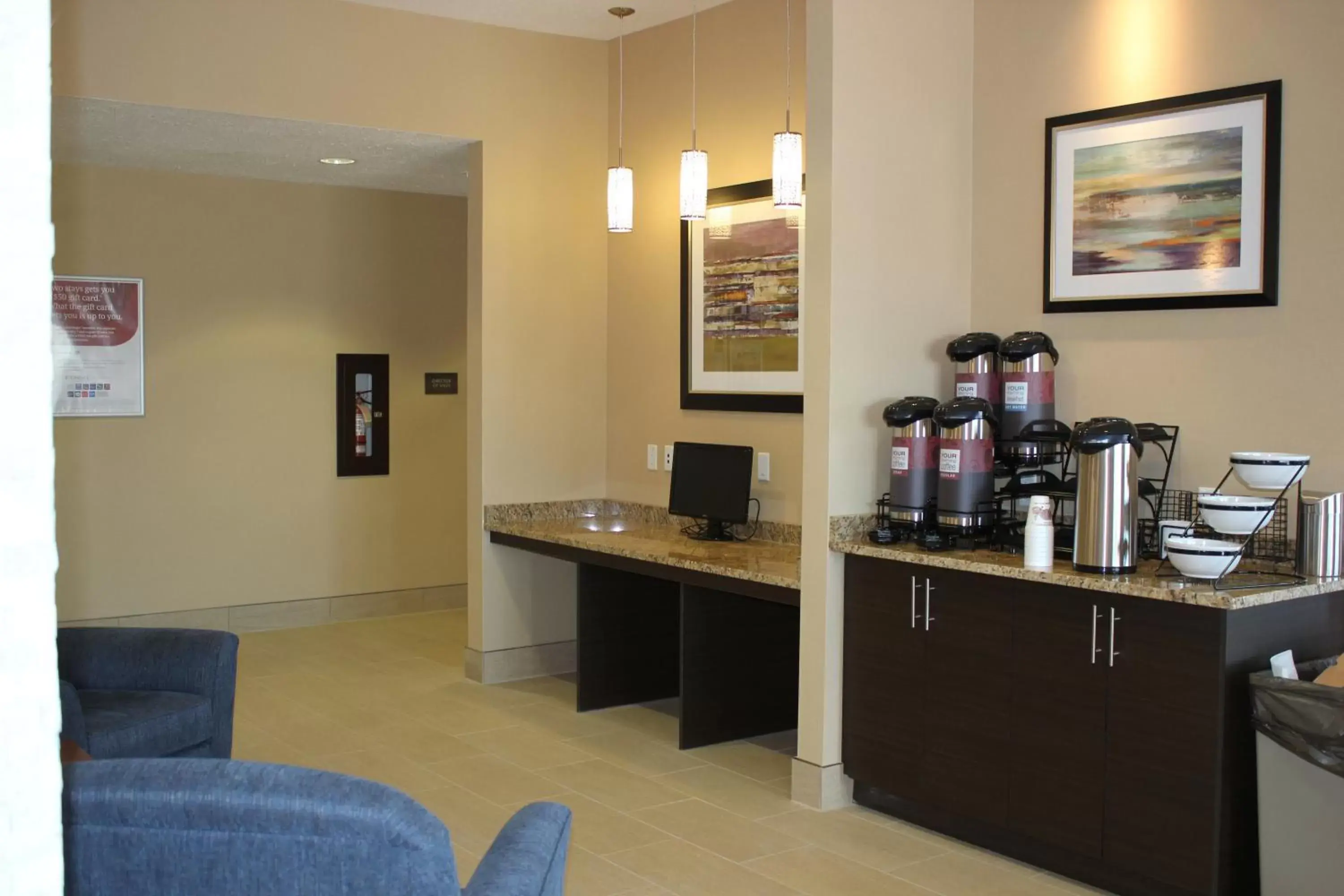 Restaurant/places to eat, Kitchen/Kitchenette in Comfort Inn & Suites Edmonton International Airport