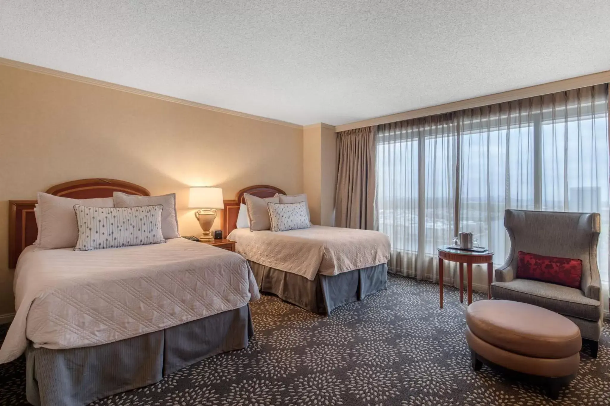 Photo of the whole room, Bed in Omni Las Colinas Hotel