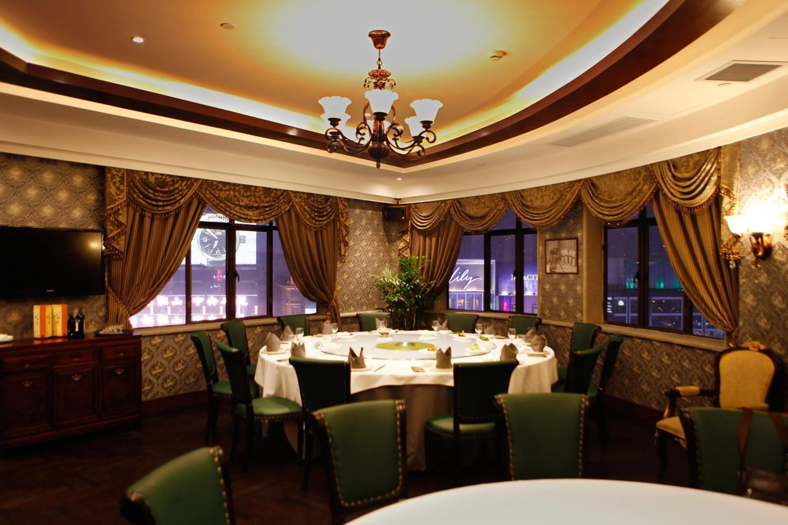 Restaurant/places to eat in Seventh Heaven Hotel