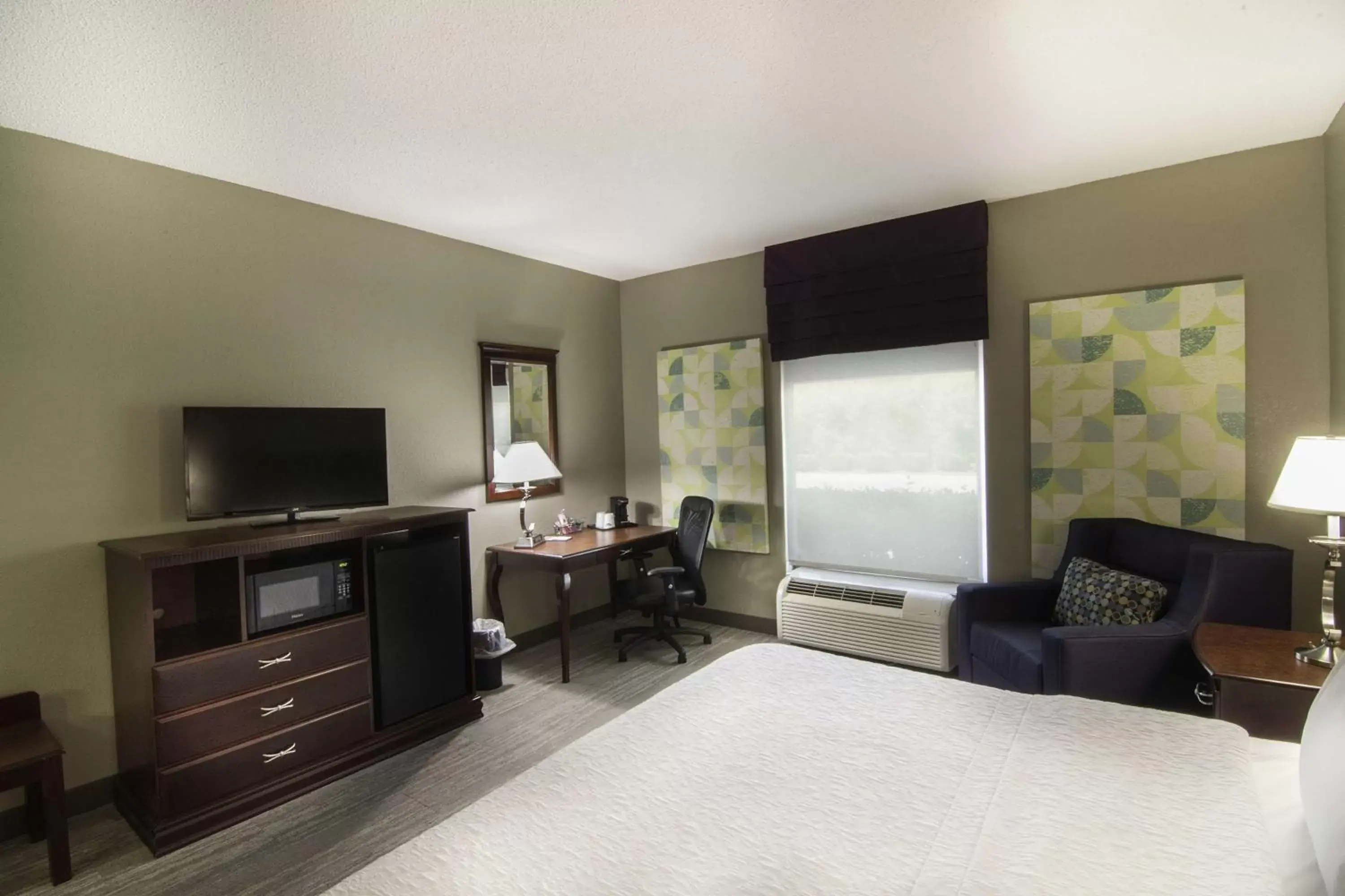 Bedroom, TV/Entertainment Center in Hampton Inn Kingsland