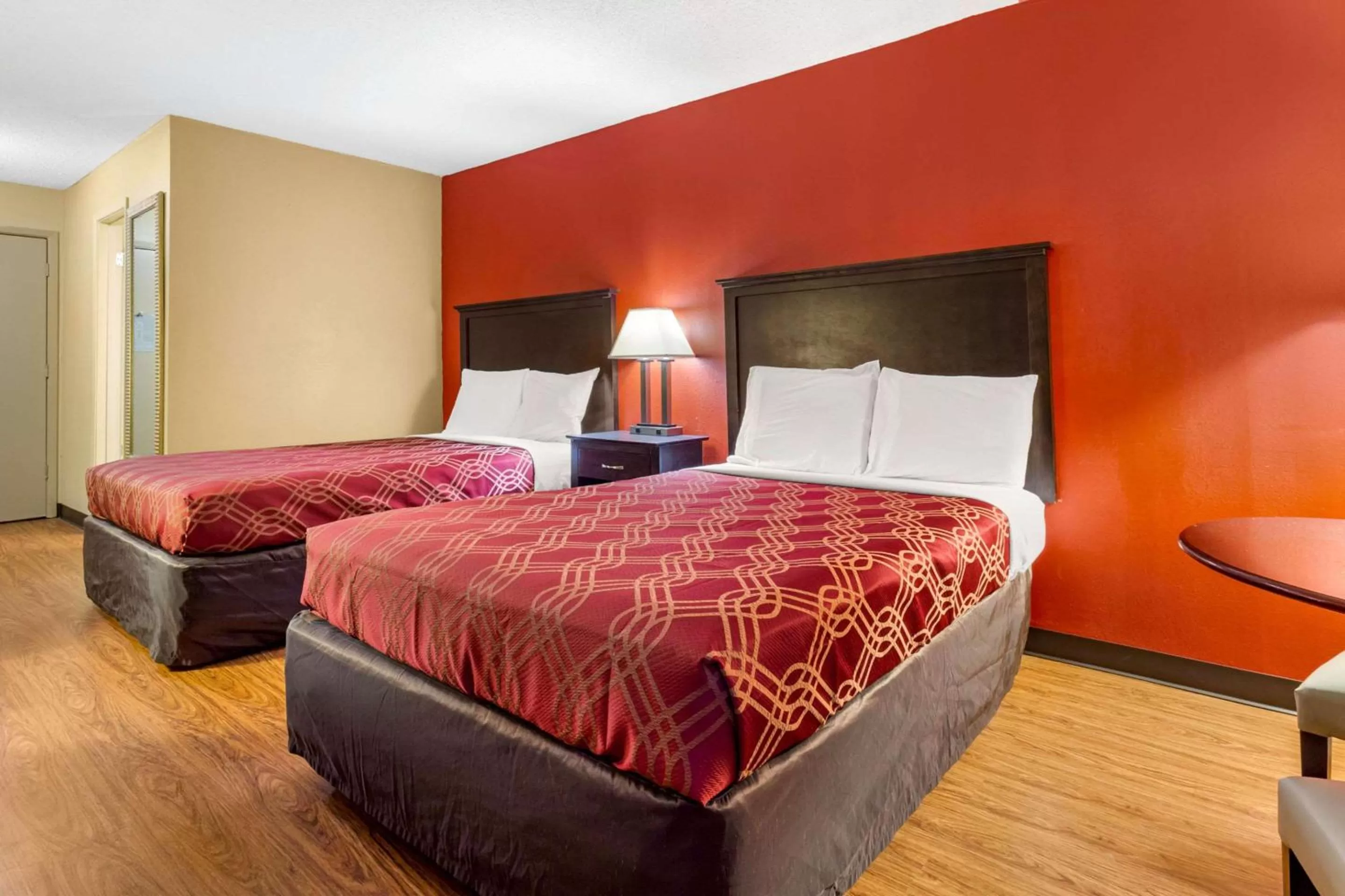 Photo of the whole room, Bed in Econo Lodge Burlington I-40