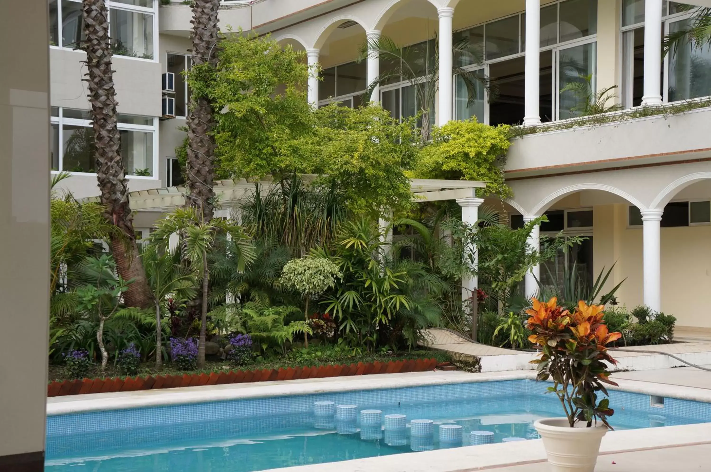 Swimming Pool in Villa Las Margaritas Caxa